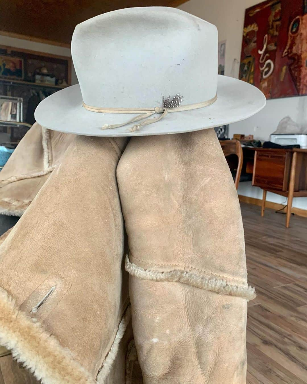 クラマー&スタウトのインスタグラム：「Another recent vintage hat purchase. Bradford Ltd. sold by Tepee Western Store Amarillo Texas. And my shearling jacket. Yeehaw!」