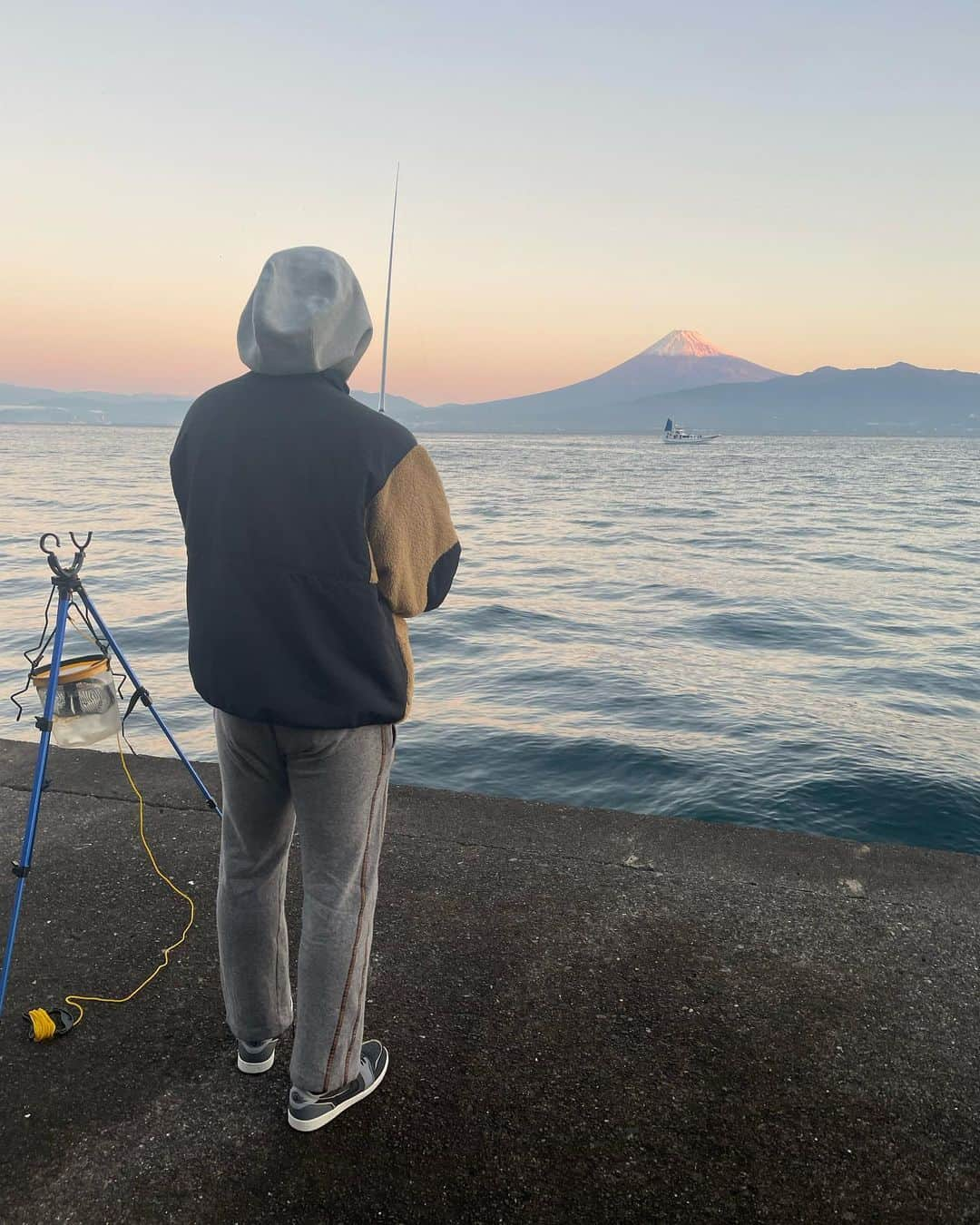 井川祐輔さんのインスタグラム写真 - (井川祐輔Instagram)「【Re Born編】 ⁡ 人生の多くの時間をサッカーに捧げてきました。 小学校から高校までは、 学校が終わるとサッカー漬けの毎日。 プロになってからは、 練習後に身体のケアや心をリラックスする時間に費やし、サッカーと向き合う日々。 たまにゴルフはやっていたけれど、 他のスポーツを楽しんだり、趣味という趣味が無い生活でした。 ⁡ そんな中、 会社の上司から誘われたのが【釣り】 魚を食べるのは好きですが、 釣りには全く興味がありませんでした。 理由は2つあって、 ⁡ 1)触ると手にまとわりつく生臭さが苦手 2)船酔いが酷い... ⁡ 上記の理由から 魚釣りを避けていました。 ⁡ 半ば強引に、 「井川さん、イカ釣りに行きますよ！」 という鶴の一声でイカ釣りが決行されました。 押しに弱いタイプな私なので、 2つ返事で参加が決定！！ ⁡ 結論から言うと、 【最高に楽しかった！！】 ⁡ ■夜の静けさに響く小波の音 ■満天の星空に流れる流れ星 ■明け方に姿を現した富士山の雄大さ ⁡ 海に到着してすぐにアオリイカもGetできて、 上司が取れたてのアオリイカを捌いてくれて食べた、イカそうめん... ⁡ 贅沢の極み。 ⁡ これから井川の趣味の項目に釣りの2文字がラインナップされるのは間違いないです。 ただ、 夜から朝方まで釣りを楽しむので、 その日の身体へのダメージは半端ないのが難点。 ⁡ 次回の釣りが楽しみで仕方ありません！！ ⁡ #釣り #イカ釣り #40のおじさんにはオールはツラいよ」11月3日 22時19分 - yusukeigawa_4