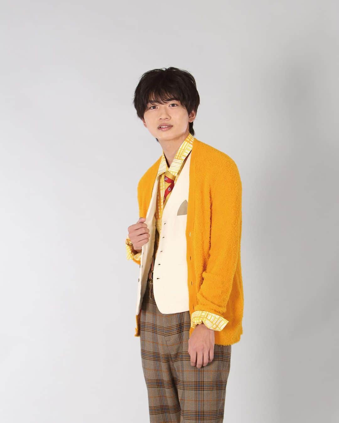 木村魁希のインスタグラム：「銀岩塩×猫のひたいほどワイド 朗読劇『土砂降りの森よ教えて僕の膝に住んでいた銀色の猫のゆくえ』  11/3(木)〜11/6(日)全8公演 僕の出演回です↓↓ 11/4(金) 14:00〜 11/6(日) 11:30〜  既に公演が始まってるこのタイミングでの投稿になってしまい、非常に頭がおかしい事は自分で重々承知している木村が全力で頑張ります🔥  お時間合いましたら是非、県民共済みらいホールで会いましょう♪  #銀猫 #どしゃ猫 #県民共済みらいホール」