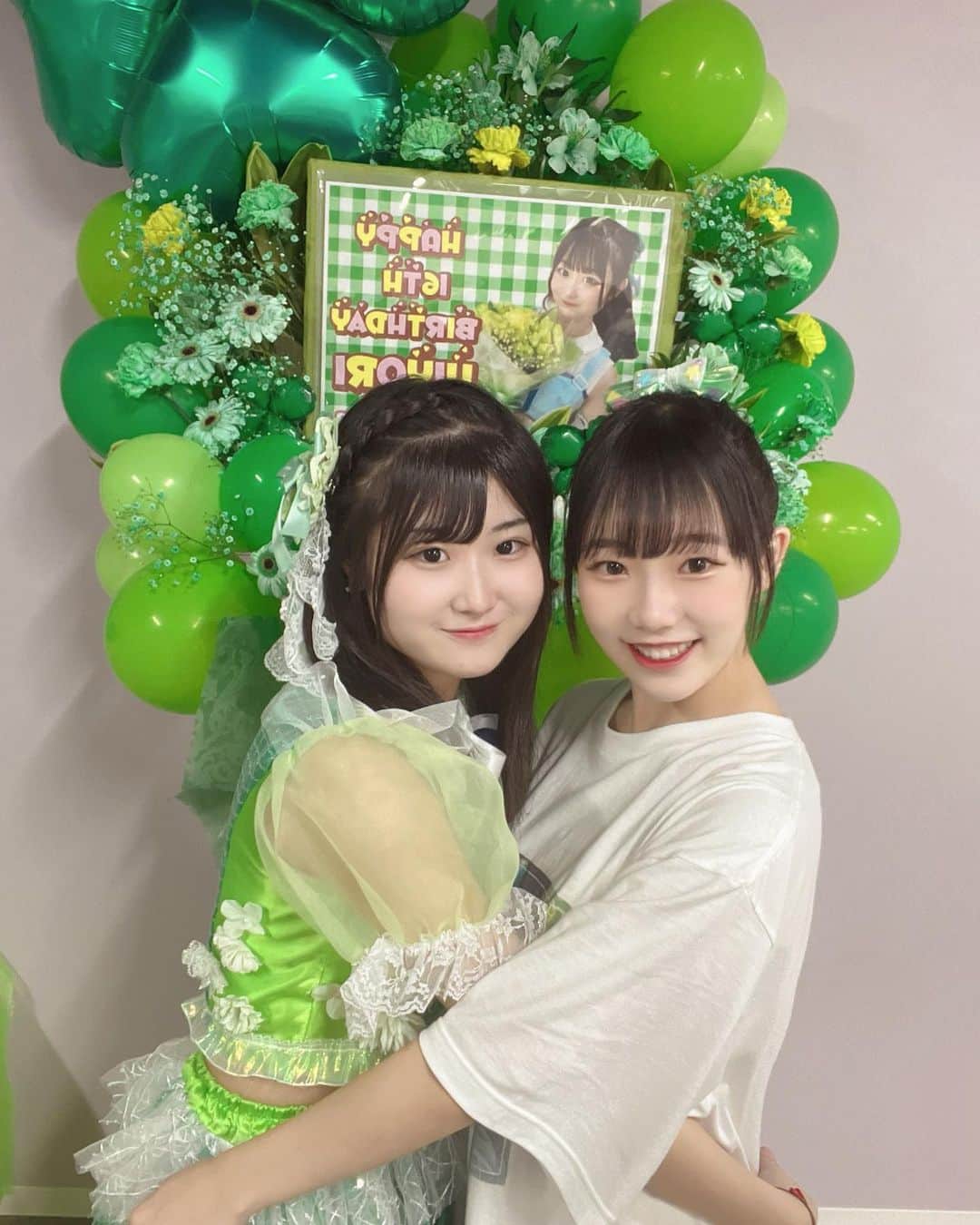 のインスタグラム：「ㅤㅤㅤㅤㅤㅤㅤㅤㅤㅤㅤㅤㅤ  ㅤㅤㅤㅤㅤㅤㅤㅤㅤㅤㅤㅤ‪ ‪୨୧🍀 ひ よ り 生 誕 祭 🍀୨୧ ㅤㅤㅤㅤㅤㅤㅤㅤㅤㅤㅤㅤㅤ #アイドル  #モデル #jk #jkブランド  #04 #06 #あいどる  #女子高生  #サブカル女子  #名古屋  #おーえすけー #桃瀬ひより #ひよりん  #蒼井湊 #あおみな #あおみにゃ #花束 #flower #赤 #緑 #blue #green  #衣装 #スタフラ  #生誕祭」