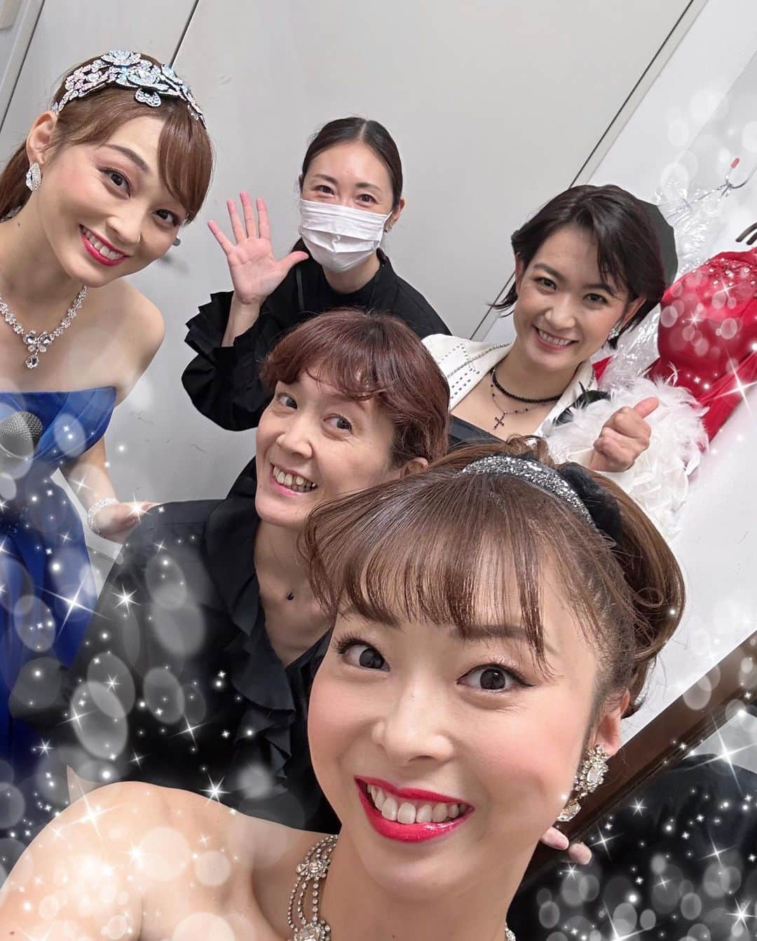 音花ゆりのインスタグラム：「. . 先日、無事に"MEMORIES"が終わりました🙏✨ 劇場に足をお運びくださった皆様、応援して下さった皆様、ありがとうございました😊♫ 打ち合わせから本番、そして片付けて解散するまで、同期っていいなっていう、本当に楽しいお仕事でした💕 同期ってやっぱり不思議で、しばらく会ってなくてもすぐ"あの頃"に戻れるし😂、家族のような、というのか、隣にいると落ち着くのですよ。色々と面白かった…  今年は年明けから同期とばっかり歌わせて頂いていて…本当に有難いなぁ🥹と🙏✨ 87期バンザイ🙌  二幸さん、アニエスさんとご一緒できたのも幸せでした😍❤️ またどこかでお会いできますように✨  #MEMORIES #コンサート　#87期 #晴華みどり　#紫陽レネ　#音花ゆり　#アニエス晶子さん　#榎戸二幸さん」