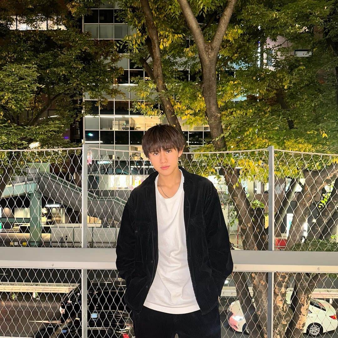 新井谷悠さんのインスタグラム写真 - (新井谷悠Instagram)「black setup.  #black #setup #ootd #outfit #ootn #code #style #fashion #simple #gu #uniqlo #docmartens」11月3日 23時25分 - araiyahalu