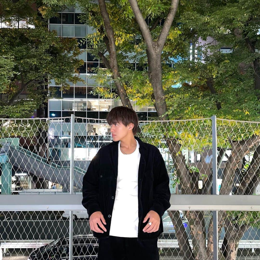 新井谷悠さんのインスタグラム写真 - (新井谷悠Instagram)「black setup.  #black #setup #ootd #outfit #ootn #code #style #fashion #simple #gu #uniqlo #docmartens」11月3日 23時25分 - araiyahalu