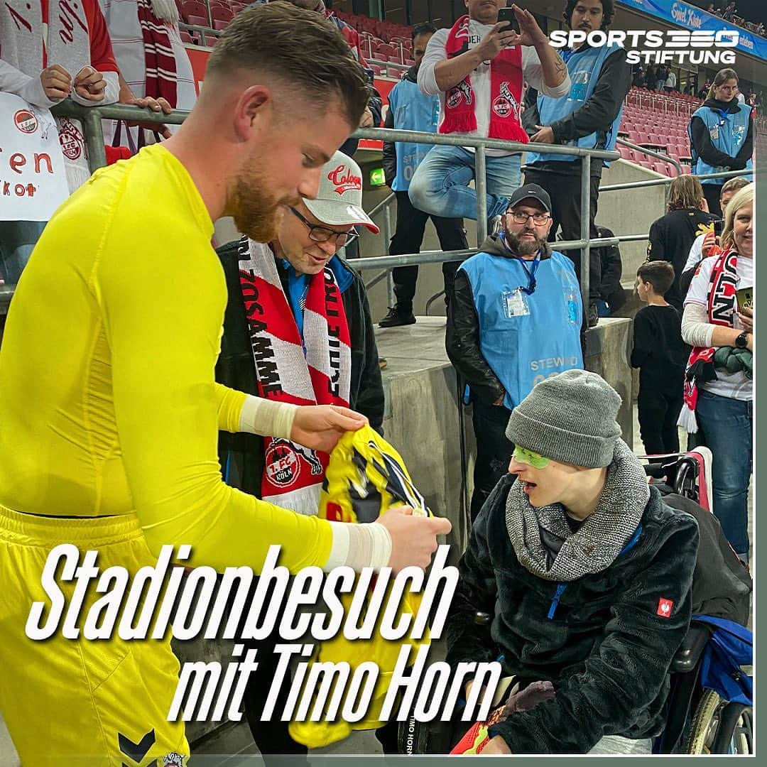 ティモ・ホルンのインスタグラム：「Endlich war es so weit.  Am Sonntag konnten wir Tom seinen größten Herzenswunsch erfüllen und mit ihm und seiner Familie ein Heimspiel des 1. FC Köln besuchen.  Wir haben Tom vor ca. 2 Jahren kennengelernt und konnten ihm bereits ein Rollstuhlfahrrad ermöglichen. Wie uns der Papa erzählte, haben sie damit schon viele tolle Ausflüge unternommen.  Seitdem musste der trotz allem so fröhliche junge 20-jährige Mann immer wieder gesundheitliche Rückschläge erleiden. 5 Schlaganfälle hatte Tom mittlerweile, so dass der Stadionbesuch sich weiter verschob.  Um so schöner war es, Tom im Stadion so fröhlich erleben zu dürfen. Er hatte mit seinem Sprachcomputer sogar eine tolle und lustige Begrüßung für uns vorbereitet.  Besondere Highlights waren das Treffen mit Trainerlegende Friedhelm Funkel und FC-Torwart Timo Horn.  Friedhelm Funkel war bei der Ankunft der Familie im Stadion dabei und begleitete Tom und seinen Papa in den Rolli-Bereich. Nach dem Spiel besuchte Timo Horn, der auch alle Stadionkarten für die Familie besorgte, sie dort, schenkte Tom sogar sein Trikot und seine signierten Torwarthandschuhe.  Wir sind sehr dankbar, dass wir mit der #Sports360Family das so möglich machen und Tom mit seinen Eltern und seiner Schwester begleiten konnten.  Für alle ein unglaublich bewegender und erfüllender Abend!  Herzlichen Dank an den @fckoeln und die DFL für die tolle Unterstützung! 🤝@mainlichtblick  #Sports360Stiftung #SpielfeldOhneGrenzen」