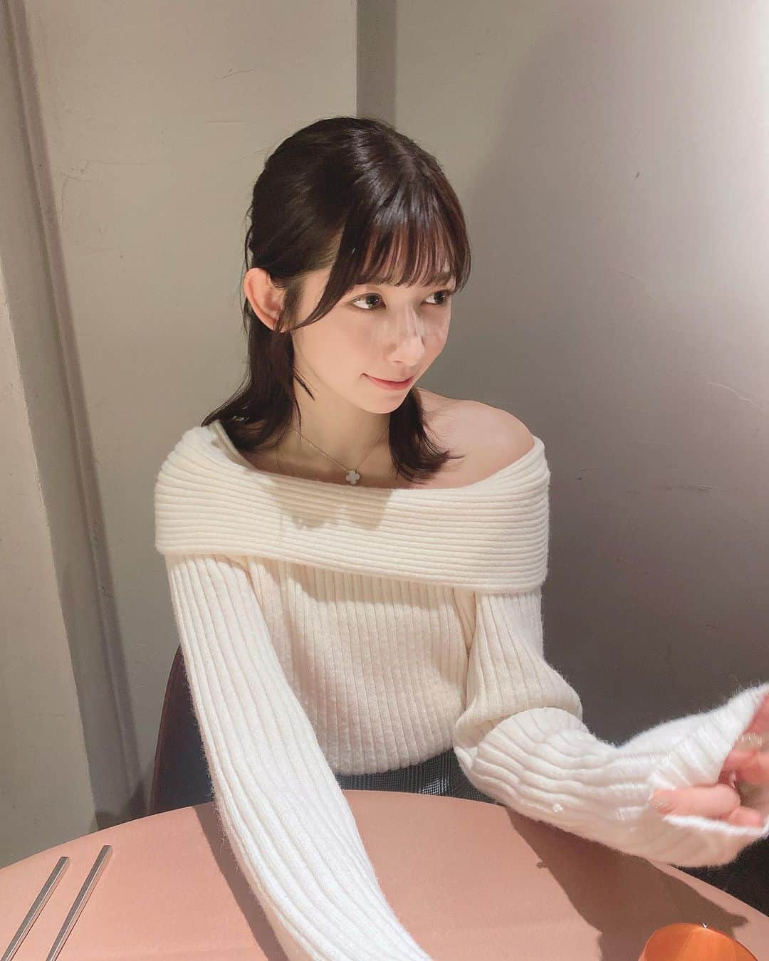 荒木沙織のインスタグラム：「パスタが美味しかった〜🍀  犬と遊んでたら洋服が早速ほつれちゃった(笑)」