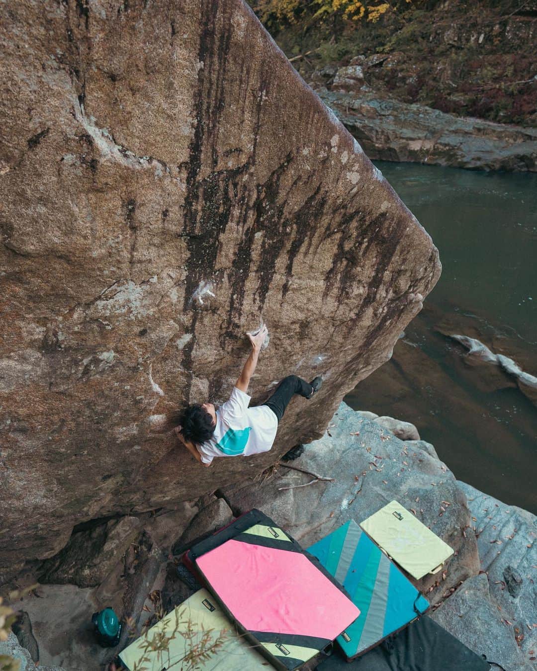 村井隆一のインスタグラム：「Gakido (V16/六段)✔︎ 2nd asc.  An amazing @nomura_shinichiro bloc in Fukushima. This was one of my main objectives this season. Pretty short hard but lots of content. The crux move requires strong holding power and delicate weight shift. Granite is really my favorite.. Onto the low start project. ____________________________________ 今年の3月にノムシンが完成させた東北の最難ライン「餓鬼道」登れました。  わずか4つのムーブで構成され、しかもその強度はほぼ2手目取りに集約されるというスーパーショートハード。と思いきや、色んな要素が盛り込まれていて全くショートに感じさせない内容でした。  核心パートは深い足位置に対して手の向きがサイドになっていて足と上手く釣り合いが取れず、ポジションをキープするだけで十分ハードなのですが、そこから更に上方向に推進しないといけないのがとにかくキツい。  粒子レベルの保持感調整と極限まで重心を残したままムーブを起こすのがとにかく繊細で、岩場特有の醍醐味を改めて実感できた1日でした🙏  グレーディングについてはショートハードということで評価が難しいですが、去年の春先にトライした頃と比較すると岩のコンディションがかなり良くなっていることもあり、少しソフトに感じています。野村先生がFloatinを登ったらまた一緒にグレード談議しようと思います!  それから実は餓鬼道にはまだSDプロジェクトが残されています。顕著なスタートホールドからクリンピーな4ムーブをこなして餓鬼道のスタートに合流します。この日は餓鬼道のスタートまで到達出来たものの、足を右棚まで上げることが出来ず完璧な合流とはなりませんでした。それでも成立の可能性は十分に感じられたのでまたすぐに戻って来ようと思います🔥  ともあれまずは憧れだった東北のキングラインが登れて最高です🙌  📷 @odamomo36  #climbing#bouldering#ボルダリング @rokdo_team @frictionlabs @organicclimbing @unparallelup @rockmasterhq @team_edelrid @clover_resole @climbskinspain @urban_basecamp_shinjuku @basecamp.import」