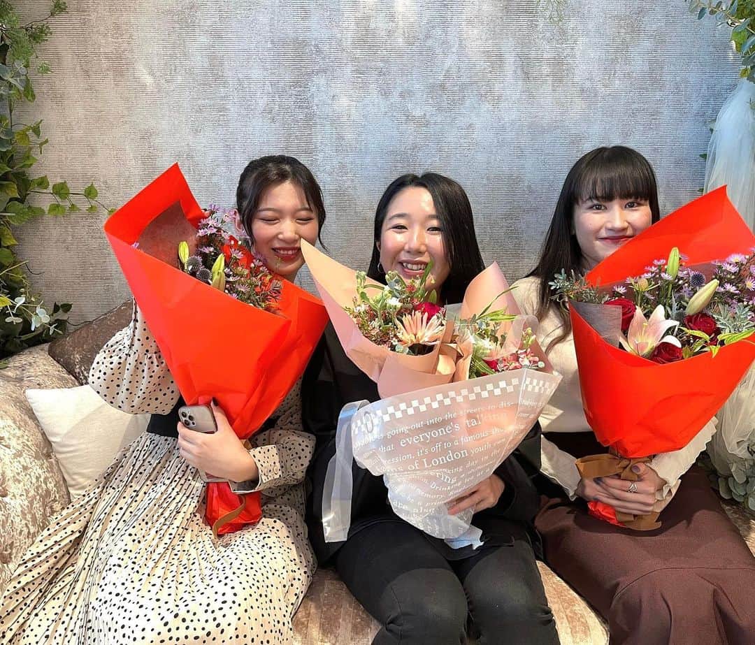 渡邊真由さんのインスタグラム写真 - (渡邊真由Instagram)「全体ミーティング  社内表彰で継続、入会、イベント参加、まさかの三冠達成😭👑  私のやり方に文句ひとつ言わずついて来てくれる生徒や、仲良くしてくれる職場の人たち 周りの環境に恵まれて、好きな事を仕事にできて 本当にしあわせです♡  必要とされる人間になれるように、、、 これからも私らしく頑張ります🫡」11月4日 0時22分 - ma_yuuuu912
