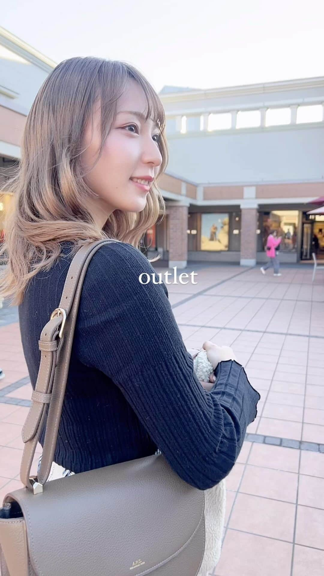 塩川莉世のインスタグラム：「outletへ行ってきたよ. 御殿場は空気が澄んでて秋晴れの最高の気温だった☺︎ いまの時期がちょうどいいかも！ . . みんなもぜひいってみてね.⭐️ . . . . #アウトレット #御殿場 #御殿場プレミアムアウトレット #御殿場グルメ #御殿場カフェ #御殿場ランチ #旅行コーデ #秋コーデ #秋服 #autumnnails #autumnoutfit #japantravel #japanesefood #japantrip #일본여행 #일본여행🇯🇵 #일본여행선물 #해외여행 #해외여행준비물 #해외여행준비」