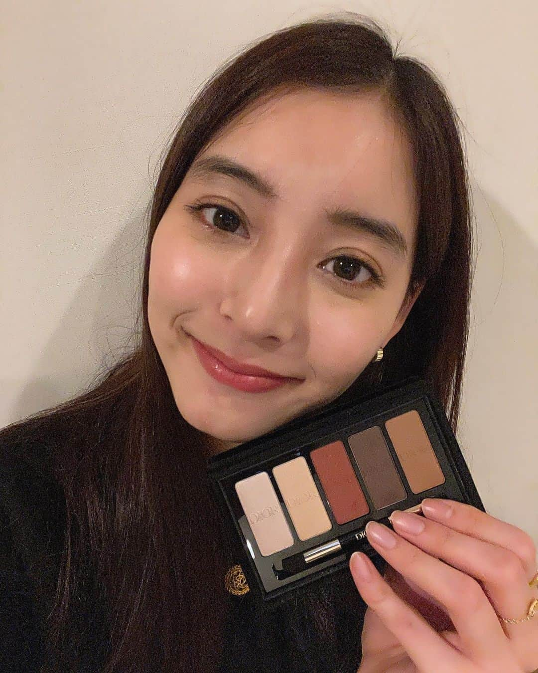 新木優子さんのインスタグラム写真 - (新木優子Instagram)「@diorbeauty   ホリデーコスメでメイク💄 ・②をアイホール全体に ・⑤を二重幅にホワッと ・④をアイラインの代わりに細めにしっかり ・③を下瞼の黒目の下あたりにちょこっと忍ばせ ・①を目頭と涙袋のところに少し🤏🏻  knit : @snidel_official  ring : @dior earring : @knowhowjewelry」11月4日 0時30分 - yuuuuukko_