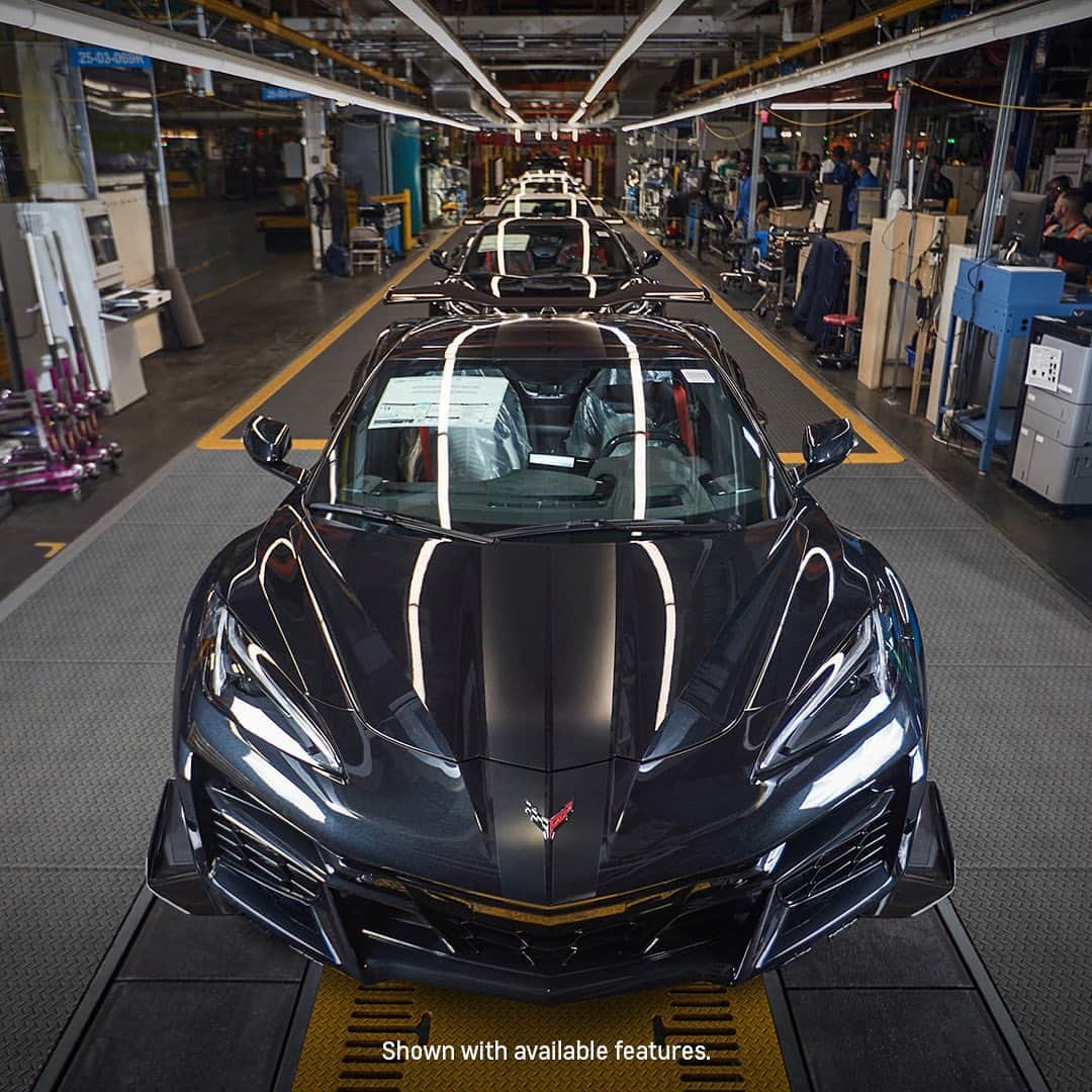 Corvetteのインスタグラム：「We put the world on notice. Now, it’s time to show ‘em why. The 2023 #Corvette #Z06 is ready to dominate a street near you. #Vette」