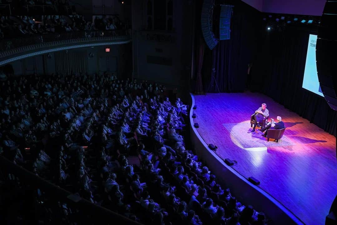 マシュー・ペリーさんのインスタグラム写真 - (マシュー・ペリーInstagram)「First stop on book tour! Huge thanks to all of you who showed up and a special shoutout to @mrjesscagle for joining me. This whole experience has been surreal so far and I couldn’t have done it without you. #friendsloversbook」11月4日 1時44分 - mattyperry4