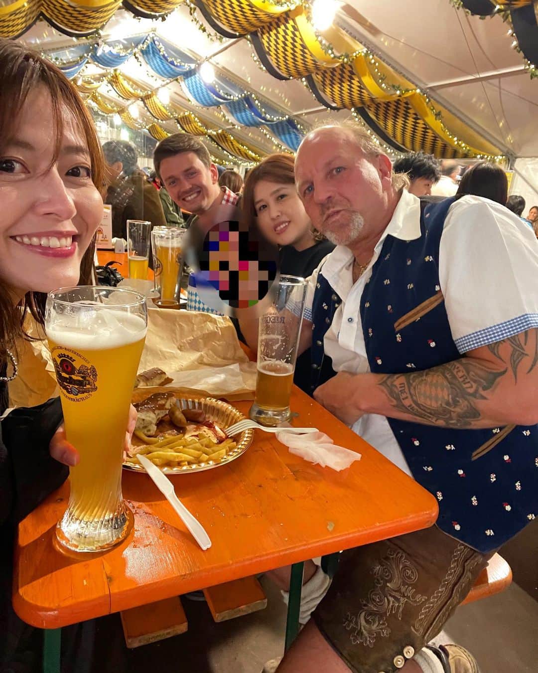 井上志帆子さんのインスタグラム写真 - (井上志帆子Instagram)「. 3年ぶりの開催となった #福岡オクトーバーフェスト2022  無事に終わりました〜🍺 10日間のうち3回MC担当させてもらって 他7日は遊びに行きました。そう皆勤賞🏆 久しぶりのオクフェスということもあり 1日行ったら、また次の日も行きたくなるくらい楽しかった。 ドイツのビールや食べ物はもちろん #アルピンシュラビナー楽団 の生演奏がめちゃくちゃ良い！ 音楽聴きながら飲んで、皆さんも楽しそうでその雰囲気が最高でした。 みんなで踊ったりトレインは出来なかったけど 来年は、もっと踊って歌って飲める世界になってたらいいな🍺  #また載せると思う #福岡オクトーバーフェストロス #福岡オクトーバーフェスト #ドイツビール#ビール#麦酒#München#ビール検定#最低点数で落ちた#プロースト#prost  Musik und Bier sind die besten」11月4日 2時16分 - shiriko0316