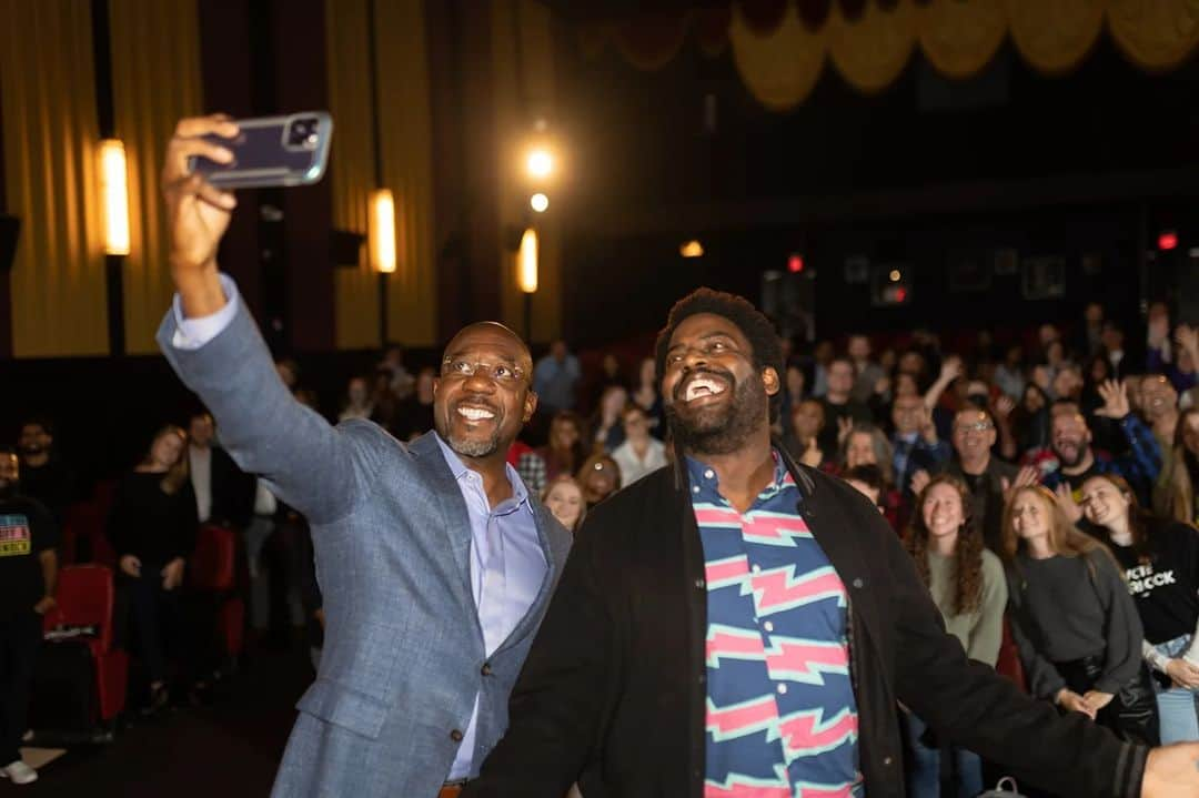 バロン・ヴォーンさんのインスタグラム写真 - (バロン・ヴォーンInstagram)「Sen. Warnock loved the event so much he all but insisted on taking a selfie with everyone! 😂  *Tomorrow Friday, November 4th is the last day to #voteearly!*  🔗 bio for voting resources . . . #vote #atl #atlanta #election2022」11月4日 2時36分 - barvonblaq