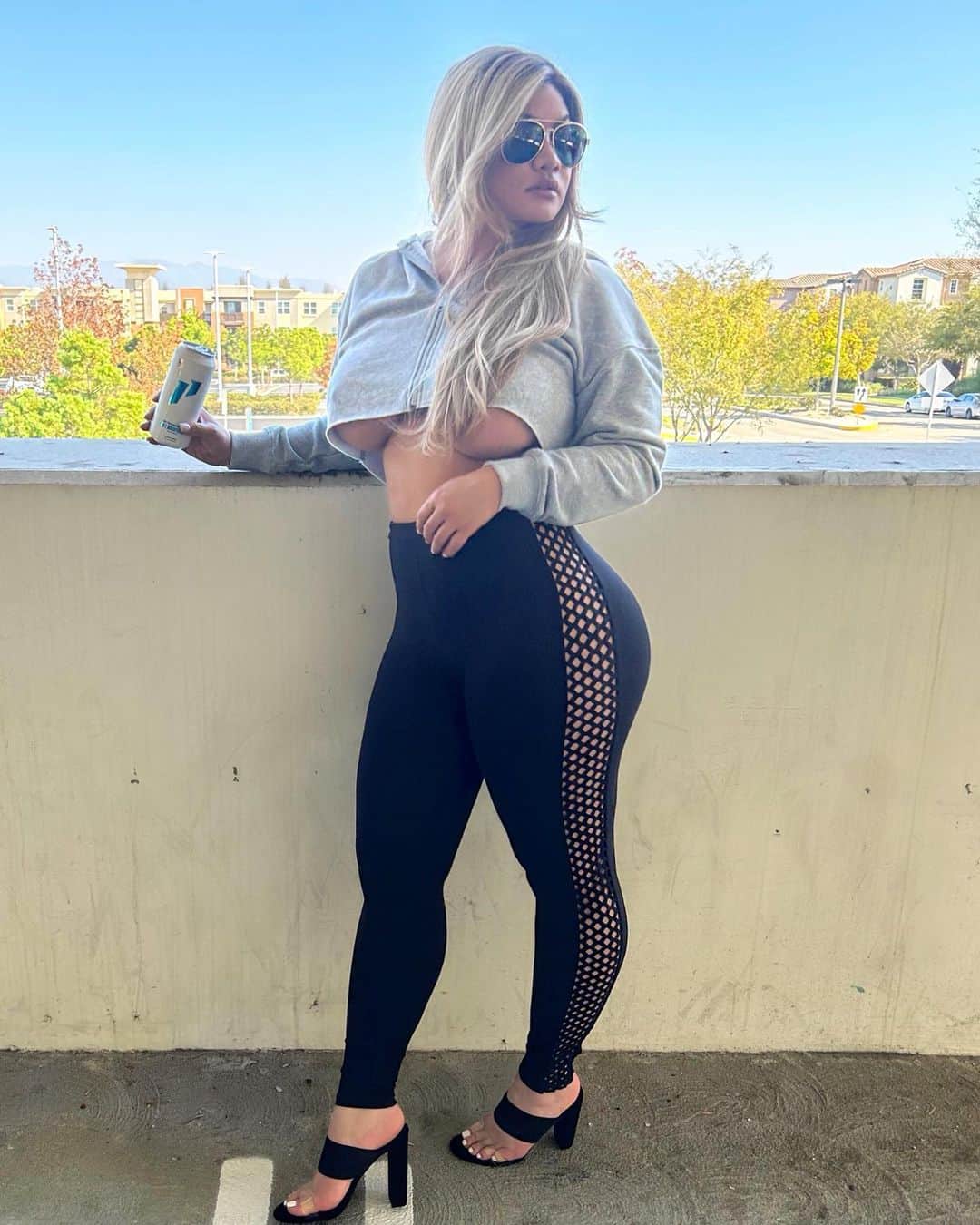 ジョジョ・ベイビーのインスタグラム：「One thing about me…imma do whatever tf I want 😎 (⚡️energy drinks @1stphorm)」