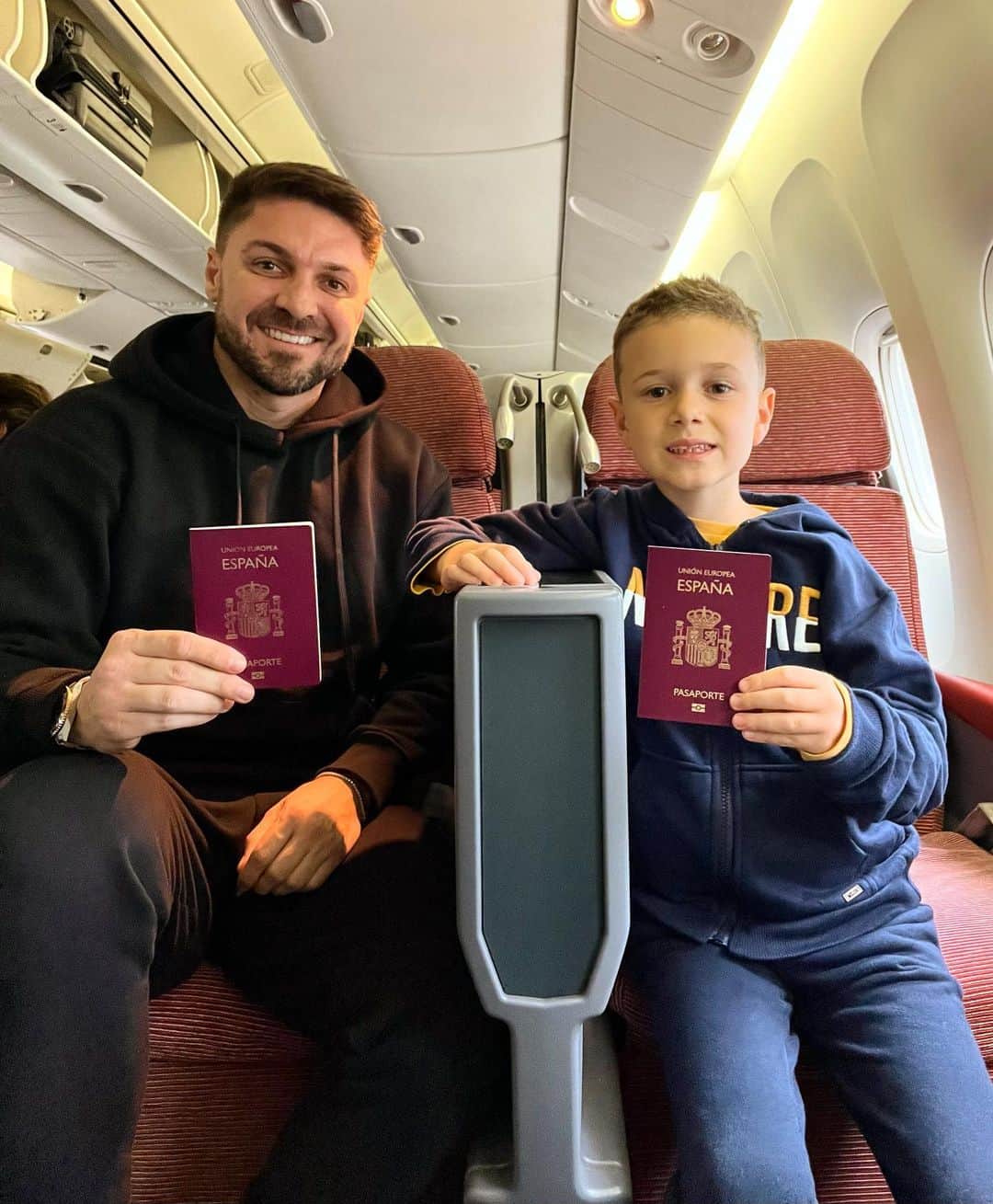 ギリェルメ・シケイラのインスタグラム：「Realizando o sonho do meu filho.   Pra quem não sabe, o Arthur nasceu na Espanha mas veio pro Brasil com apenas 2 aninhos.   Prometi à ele, que maiorzinho eu o levaria para conhecer o país onde nasceu.   Portas em automático filhão. Galerinha nos próximos dias teremos muita diversão e cumplicidade.   Partiu Espanha ✈️🇪🇸❤️」