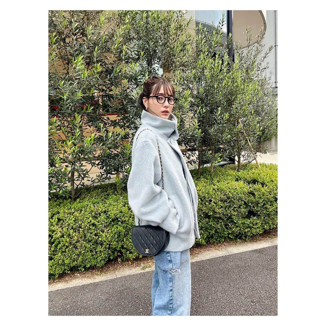 林みなほのインスタグラム：「OOTD  outer… @fray_id  tops… @emmi.jp  denim… @maisonmargiela  sneaker… @nike  bag… @chanelofficial  eyewear… @junna × @glassage_official   height 170cm  #ootd#fashion#casual」