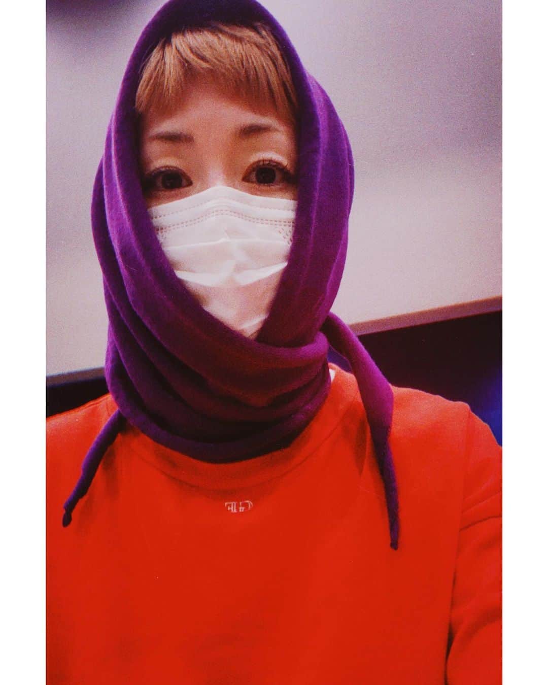 木村カエラのインスタグラム：「何かと被り物の投稿が続いておりますが、 本当に一日があっちゅーまで、気がついたら、おきる時間。はい！寝る時間。の繰り返しです。 アルバムの制作も、昨日全てのレコーディングを終えました。ここからはCDにしていく作業に入ります。とにかくワクワクしてます。  こうした怒涛の日々も、アイデアを求めて迷って彷徨う時期もあるけれど、 何かの意味になるんだと思い、頑張れます。  しかし、仕事は片付いていっても、 洗い終わった洗濯物は山積みで、もうすぐエベレストまで行くんじゃないかという勢いです。🤣  ただ、今回作ってるMAGNETICというアルバムが、新しい境地に行けた気がしていて、本当に早く聞いてほしいです。  リリースの12/14日まであと少し。 がんばりマッスル。」