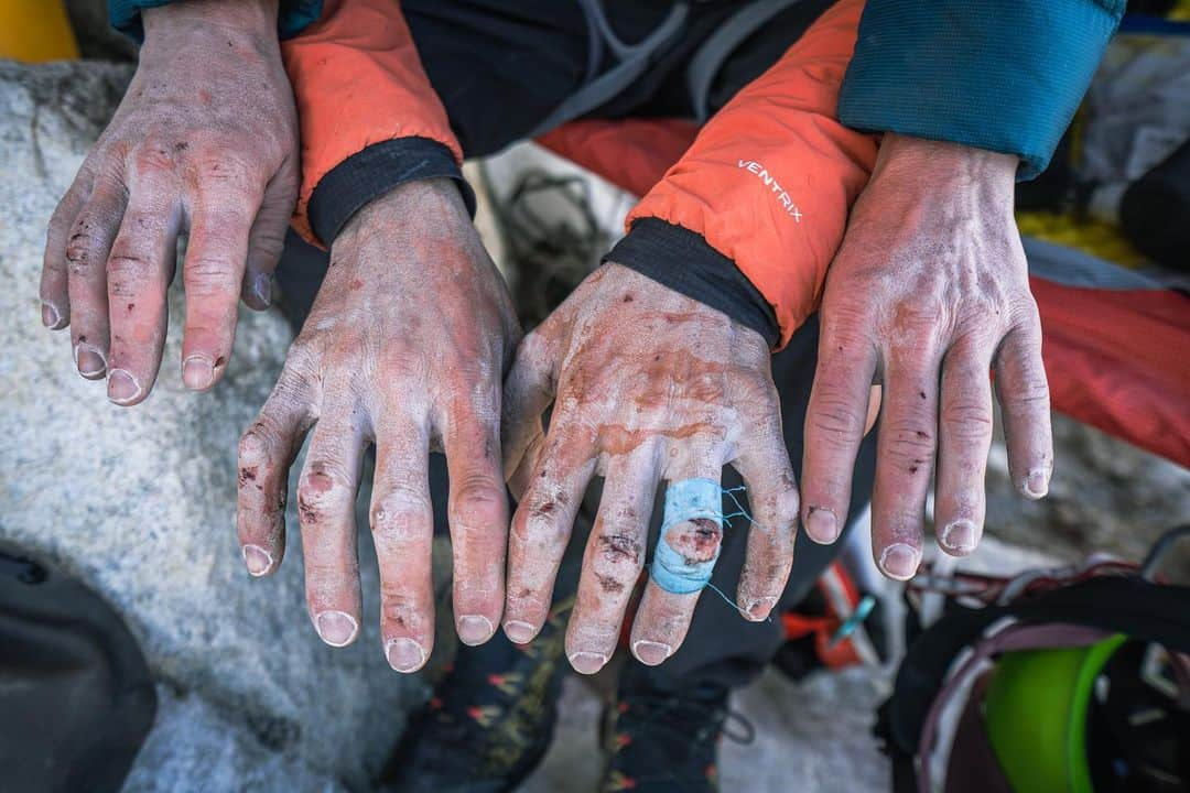 バーバラ・ザンガールのインスタグラム：「….after 5 days of climbing on a bigwall. #morefunasitlooks  @blackdiamond @lasportivagram @cupra_at @corosglobal @vibram @frictionlabs @powerbar @autohausrudilins」