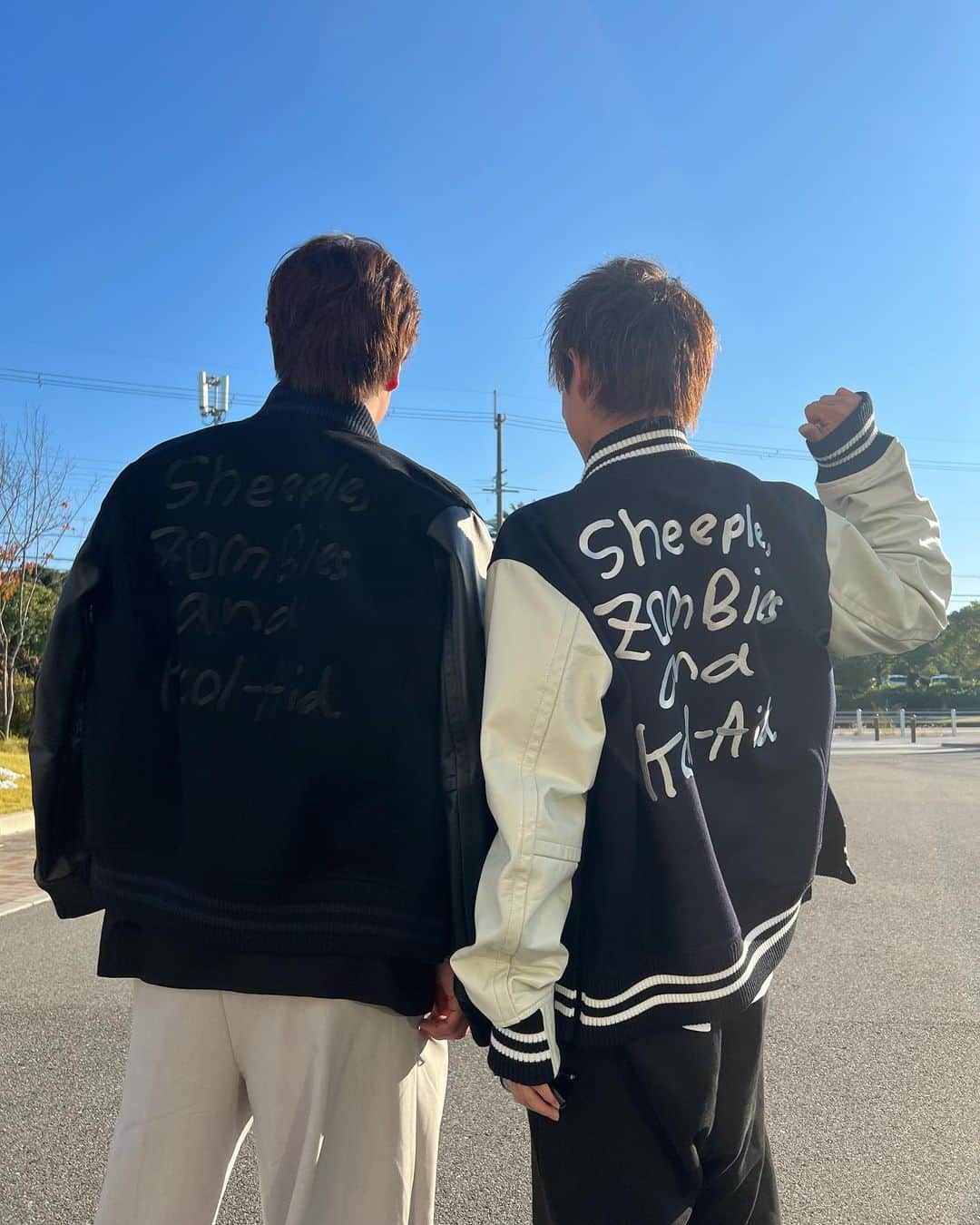 山岡泰輔のインスタグラム：「⁣ とらいさんに誕生日プレゼントでもらった服を⁣ お揃いで2人で着ました🥰⁣ めちゃ可愛いくて嬉しい🥺⁣ ⁣ 天気も良くてめちゃくちゃ良い🙆‍♂️⁣ ⁣ #ありがとう#とらいさん」