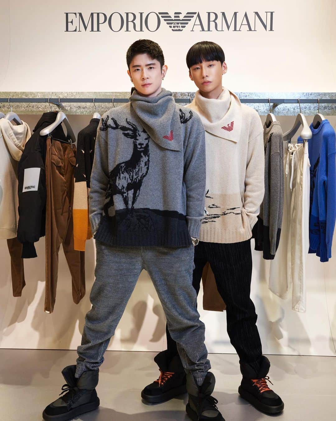 のインスタグラム：「@emporioarmani の『サステナブルコレクション』が新宿伊勢丹メンズ館一階 ザ•ステージにて期間限定ポップアップストア開催中✨　僕たちは狼と鹿のセーターをチョイスです☺️❄️  #EAsustainable #TaikiNoah」