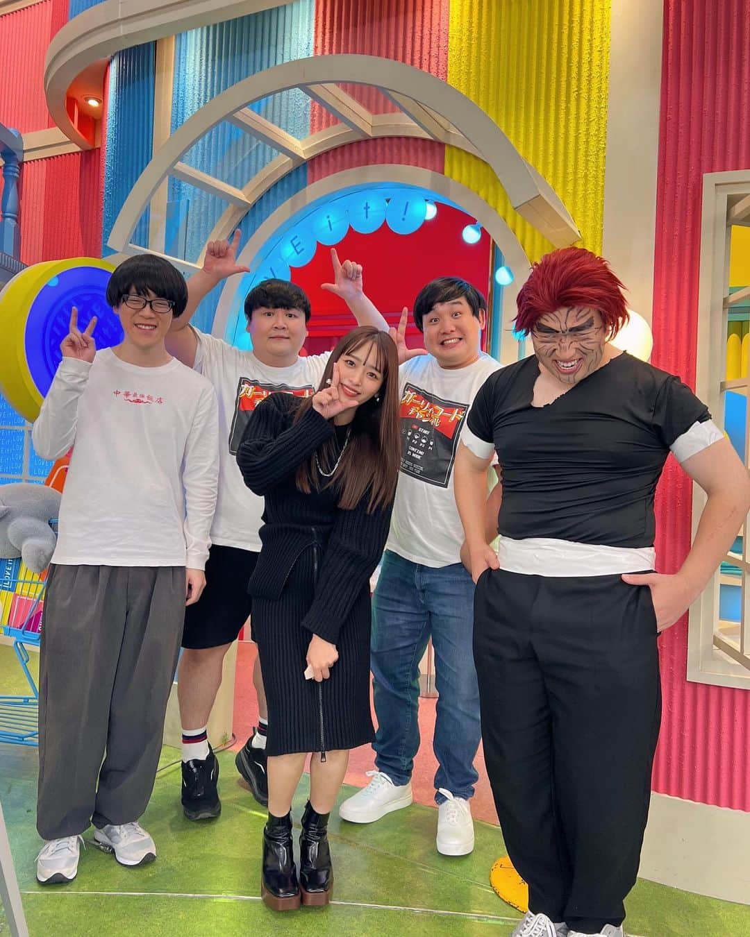 近藤千尋のインスタグラム：「本日のラヴィット😍💕 お会いしたかった、 ガーリィレコードさんと 気配斬りをして遊びました❤️笑 ティーバーで確認したら へっぴり越しでモデルとは思えない姿勢でした。笑  他にもたくさん豪華な方々が オープニングで登場して。。。 今日も賑やか金曜日でした🌼🐰 ニットがモコモコ可愛い衣装でした🧶❤️  ウェア、シューズ @tods  ピアス、リング @enasoluna_official  ネックレス @e.m.__official」