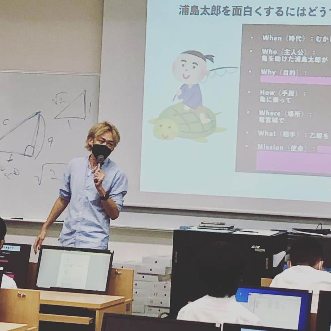 柴崎竜人のインスタグラム：「慶應義塾普通部で、2週間にわたって授業させて頂きました。  10年前の目路はるか教室からコロナをはさんで何度目かの授業。  今回のテーマは「集中力と創造力」。  集中力のパートでは、勉強・スポーツに大切な集中力の仕組みを学んで、「瞑想トレーニング」を一緒にしたり。  創造力のパートでは、チームメイトや親（や好きな人！）に気持ちを伝えるストーリーテリング技術を学んで、  「浦島太郎はなんで桃太郎を越えられないか？」  「君が浦島太郎をもっと面白くするには？」  というワークを実践したりしました。  実はジョーゼフ・キャンベルの比較神話学の基礎に触れたり、脳神経科学の論文を扱っていたりする硬い内容なのだけど、（そのほとんどは学生たちの優秀さのおかげで）各回2時間の授業は親しみやすい空気で進んでいきました。  教えているようで、僕のほうが学ばせてもらうような時間でした。  授業後のアンケートでは、90%以上が「とても面白い」＆「役立つとおもった！」という回答が送られてきて本当にうれしかった。 こちらこそ本当に楽しい時間でした！  普通部のホームページにも掲載していただいているので、もしお時間が許せば見てみてください。  ぜひうちでも！という方がいれば喜んで伺います😊  あらためて慶應義塾普通部のみなさん、ありがとうございました！  また、僕が授業をしに伺っていたときに、ちょうど取材が入っていた番組が明日TVで放送されるそうです（僕の授業風景もちょこっと覗かれていかれていました）。  こちらもご都合が許せばぜひご覧下さい。  番組名：THE名門校 日本全国すごい学校名鑑 チャンネル名：BSテレ東 内容：労作展を中心とした普通部の紹介 放送日：11/5(土)午前10：30～11：00  ※＜Tver＞と＜ネット(テレ東)＞でも、11/5 11：00～11/12 10：59まで見ることができます。」
