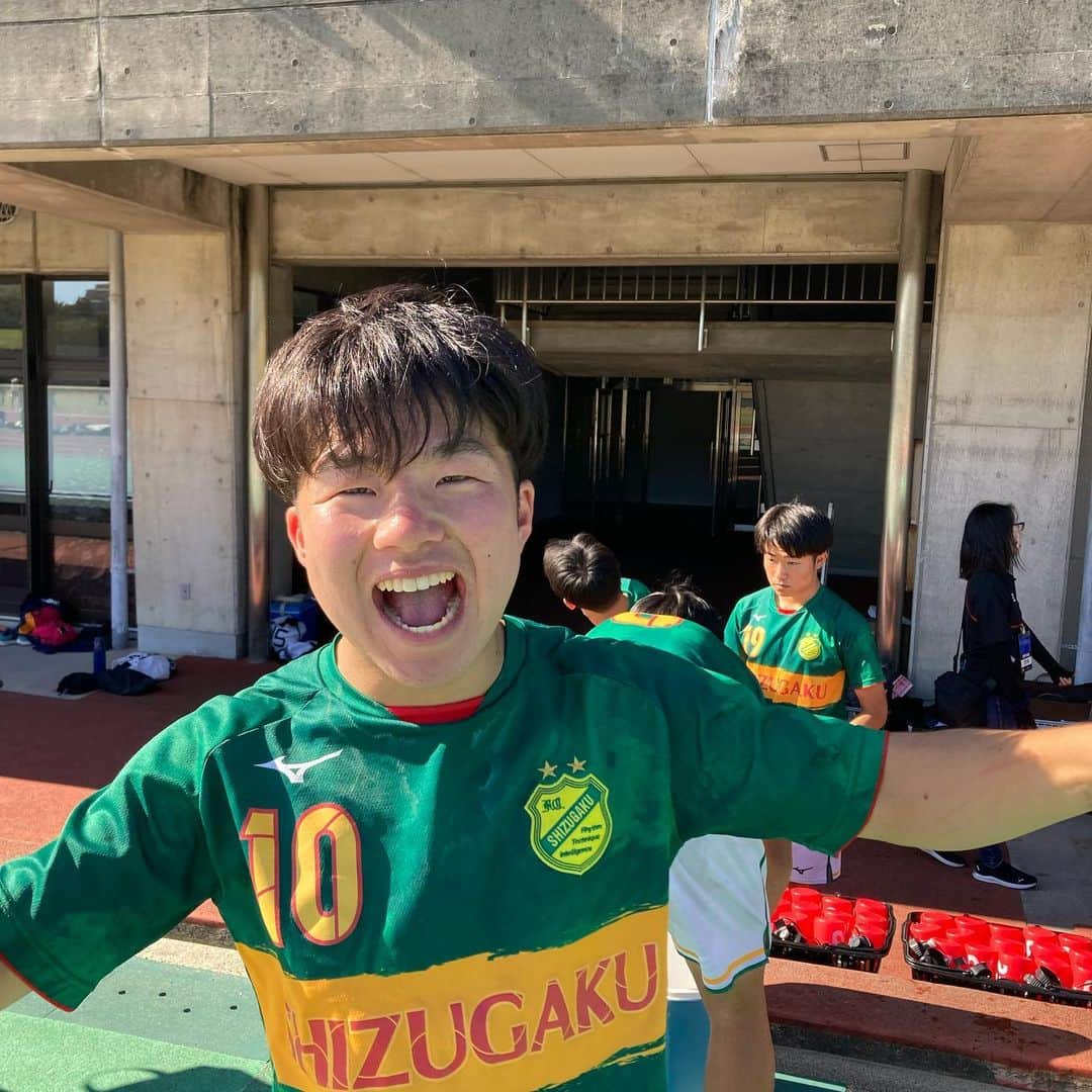 伊藤薫平さんのインスタグラム写真 - (伊藤薫平Instagram)「【胸を打つ試合】 高校サッカー選手権静岡県大会です。  11月3日(木)に行われた準々決勝。 藤枝東OBの成岡翔さんと コンビを組み、お送りしました。  静岡学園(緑)VS富士市立(青)。 全国優勝2回の静岡学園に 近年勢いづく県東部の雄が挑みました。  互いにテクニック主体のチームで、 前後半終わっても0-0で決着つかず。 ほぼ互角の展開でした。 LIVE配信では、同時視聴が約8000人。 全国から熱視線が注がれました。 ※Daiichi-TV YouTube chでアーカイブされています。  【ドラマは延長戦に】 延長後半に静岡学園のエース ガンバ大阪内定の10番・MF髙橋隆大選手が 決勝ゴールを奪い2-0で勝利。 準決勝に導くヒーローになりました。  しかし、最後まで富士市立は健闘。 3年前の決勝で静岡学園に6-1で敗れ、 去年のリーグ戦では1試合で9点を取られ、悔しさをずっと味わって来ました。 その中で10番・MF山藤大夢選手を中心に前回王者を最後まで苦しめました。  試合後は光るものが頬を伝った山藤選手。 両足から繰り出す強烈シュートで鮮烈な印象を残し、 草薙陸上競技場の観客席からは 惜しみない拍手が送られました。  敗れた富士市立は、必ずさらなる強豪へ。チームの歴史は続きます。 接戦に勝った静間学園は、 さらにギアを上げ、準決勝に進みます。  【讃えあった両校】 この試合。両者何度も足がつりましたが、 相手選手が足を伸ばす光景が胸を打ちました。 「お互い良い試合をしている感覚があって、讃えているんだと思います」。試合内容はもちろん、高校サッカーに対し、終始温かいメッセージをくださった解説の成岡翔さん。ありがとうございました。  #高校サッカー  #準々決勝  #静岡学園  #富士市立  #成岡翔　さん #ありがとうございました   #臼井アナは #浜名VS藤枝明誠　を #実況」11月4日 7時46分 - kunpei_ito