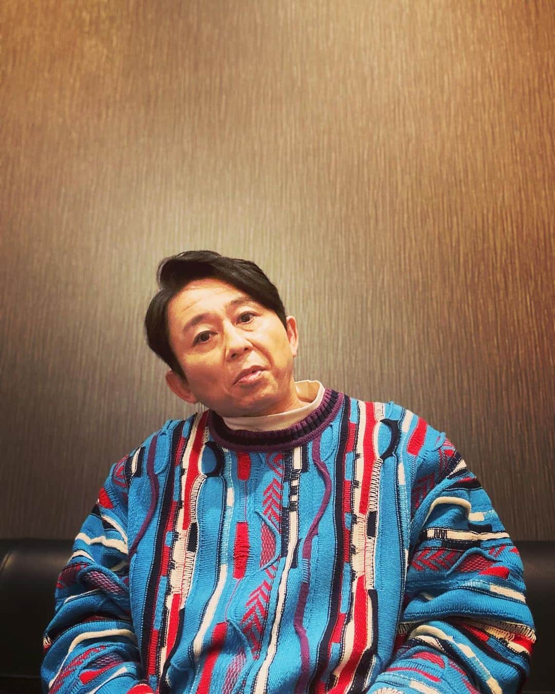 有吉弘行さんのインスタグラム写真 - (有吉弘行Instagram)「ビトショット。 派手なセーターで首を傾けるのがビトショット あんちゃん売れたらオイラにおごってね。♫」11月4日 8時16分 - ariyoshihiroiki