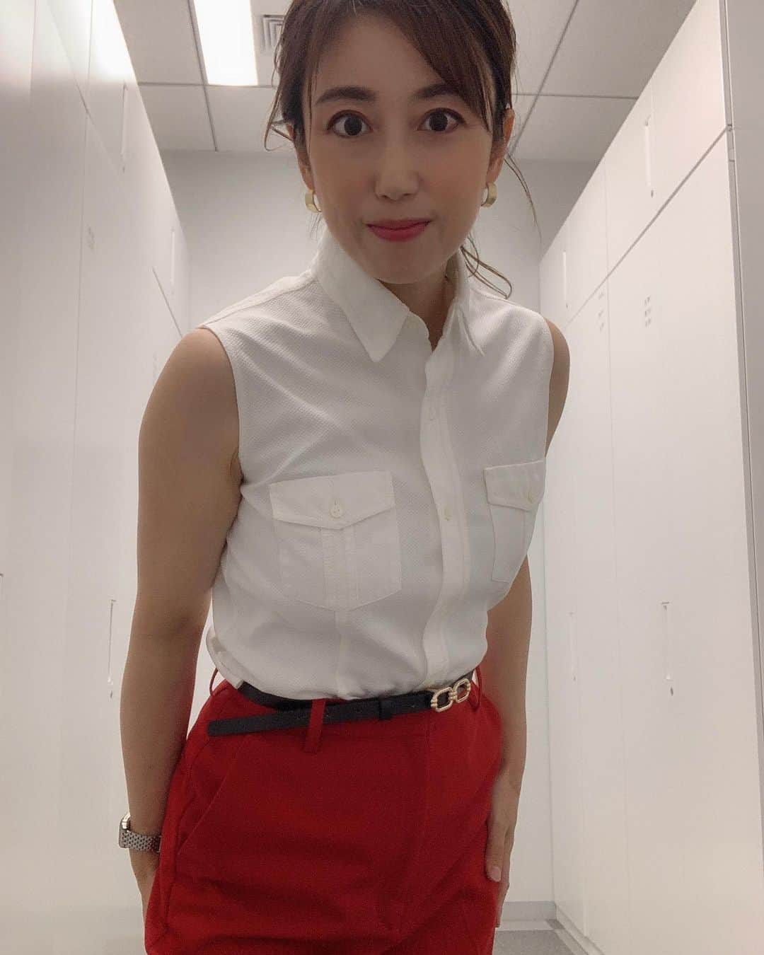 倉野麻里のインスタグラム：「なんと昨日の衣装、ボトムスは赤いパンツ。ネイビーのジャケットを脱ぐとこんなでした🤣サイドからのカメラワークの時はちらっと見えたかもしれません。  祝日でしたが、プラス9ご覧頂いた皆様ありがとうございました。矢嶋さん、中空さんの解説もとてもわかりやすく、為になりました！ありがとうございました。  大幅な利上げの続くアメリカ経済🇺🇸にまだしばらくは翻弄されるのでしょうかね。先行きがとても気になりますね。  #plus9」
