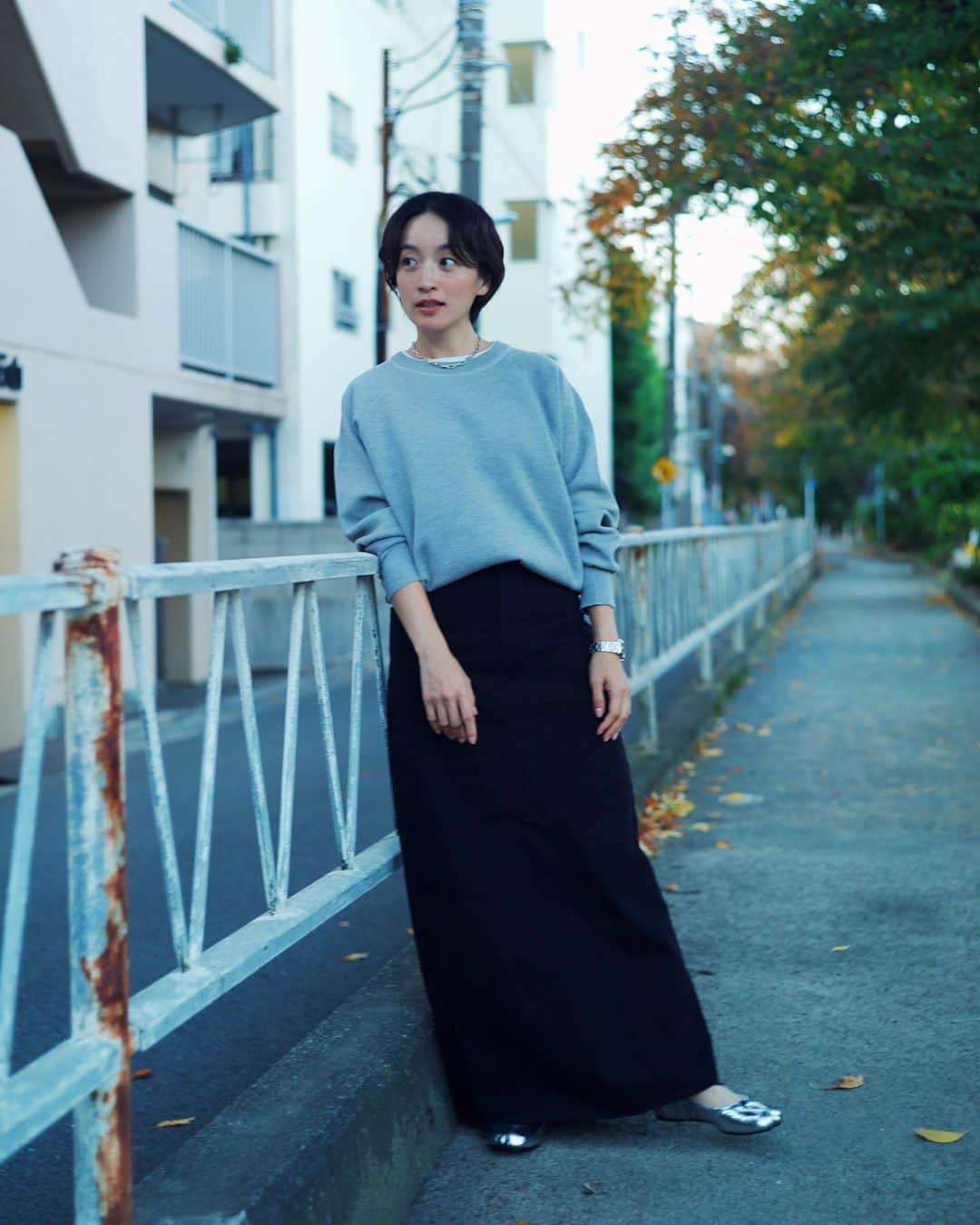 高山都さんのインスタグラム写真 - (高山都Instagram)「仕事の待ち時間にお散歩中。 とってもシンプルなスタイルに、靴で遊びを入れた日。  MA-1 @sacaiofficial (着始めて3年目！) knit & skirt @oblekt_jp  shoes @maisonmargiela   スウェットみたいに見えるけどニットで家でも洗える。とても着やすいオブレクトの新作！ スカートはすこし長めなんだけど、腰まわりがスッキリ見えてフラットシューズでも脚長に見えるのが気に入ってます。この日はブラックデニムのほうを。  お洋服を一緒に作ってるオブレクトの新作がどどーんと届いたので、しばらくプライベートでもどんどん紹介していきますね。 どれもシンプルなので、お手持ちのアイテムともよく似合うはず。そしてお家でも扱いやすいし、地球にも優しい素材。 ぜひ、サイトもチェックしてみてください。  それにしても、銀色の靴って「オズの魔法使い」のドロシーみたいだなぁーと履くたびに小さな頃を思い出すのです。 去年まで、なんとなく自分には似合わないなーと避けてたタビシリーズ、履いてみたら案外しっくりきて、似合うものも変わってくるんだなーと思ったのでした。  #都ふく」11月4日 8時48分 - miyare38