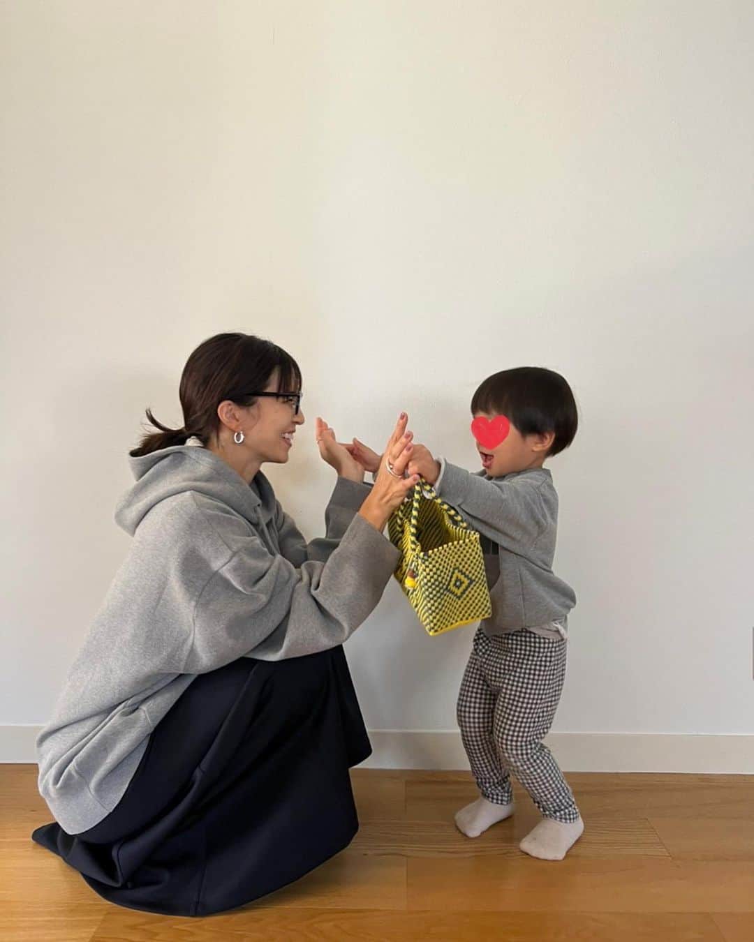 安田美沙子さんのインスタグラム写真 - (安田美沙子Instagram)「わがやの次男坊。  兄の送り迎えや、習い事で 預けられがちな次男坊。  春からは兄と同じ幼稚園に🤍  私はふたごだから必然的に 同じ学校で。。 兄弟がちかくにいるのは嬉しかったし、安心でした☺️  にいにいも、次男が幼稚園にくるのが楽しみみたい！  めずらしく私とふたりで 過ごした日。  早生まれの早産だからまだ 赤ちゃんみたい👶  それもかわいい🤍  この時を沢山感じなくては。。。 今は今しかない！  素敵な光に出逢えた日でした✨  #boy #2yearsold  #brothers #mama #tops @victim.jp  #skirt @hereiam.official  #ootd #wear #おさんぽ」11月4日 9時46分 - yasuda_misako