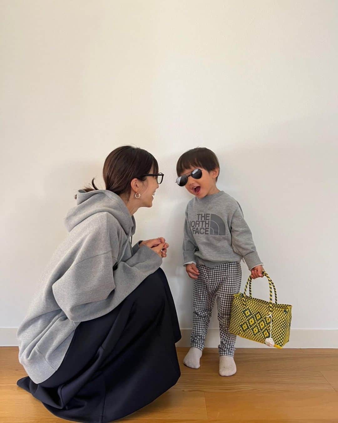 安田美沙子さんのインスタグラム写真 - (安田美沙子Instagram)「わがやの次男坊。  兄の送り迎えや、習い事で 預けられがちな次男坊。  春からは兄と同じ幼稚園に🤍  私はふたごだから必然的に 同じ学校で。。 兄弟がちかくにいるのは嬉しかったし、安心でした☺️  にいにいも、次男が幼稚園にくるのが楽しみみたい！  めずらしく私とふたりで 過ごした日。  早生まれの早産だからまだ 赤ちゃんみたい👶  それもかわいい🤍  この時を沢山感じなくては。。。 今は今しかない！  素敵な光に出逢えた日でした✨  #boy #2yearsold  #brothers #mama #tops @victim.jp  #skirt @hereiam.official  #ootd #wear #おさんぽ」11月4日 9時46分 - yasuda_misako