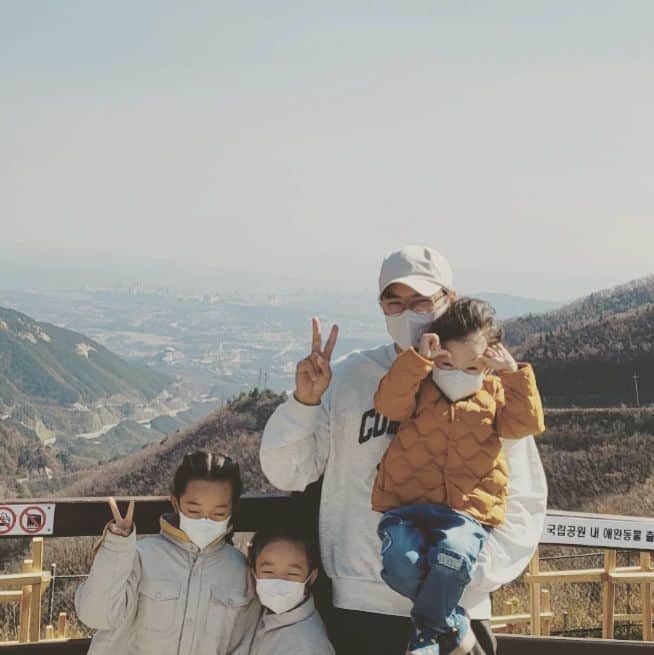 ユン・サンヒョンのインスタグラム：「속초시내가 한눈에..찬바람 너무불어서 사진만찍고 출발! ㅎㅎ」