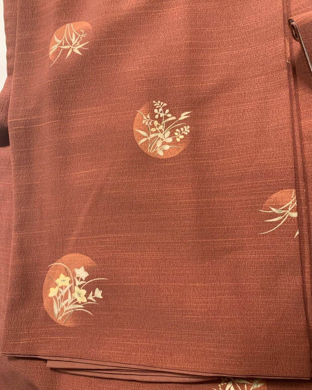 南かおりのインスタグラム：「いただいた着物の👘中にサイズぴったりの小紋がありました！！嬉しい！ブログ更新しましたよん！  さて、今日は京都にむかってます。学祭トークショー！今日のお相手は安元洋貴さんと逢坂良太さんです！ お二人ともお久しぶりだー！  『11/4(金)サイズのあった小紋👘』」