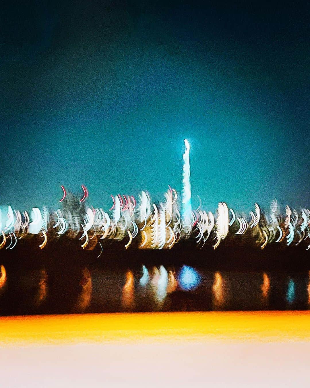 羽海野チカのインスタグラム：「夜の高速から眺める 大好きな風景」