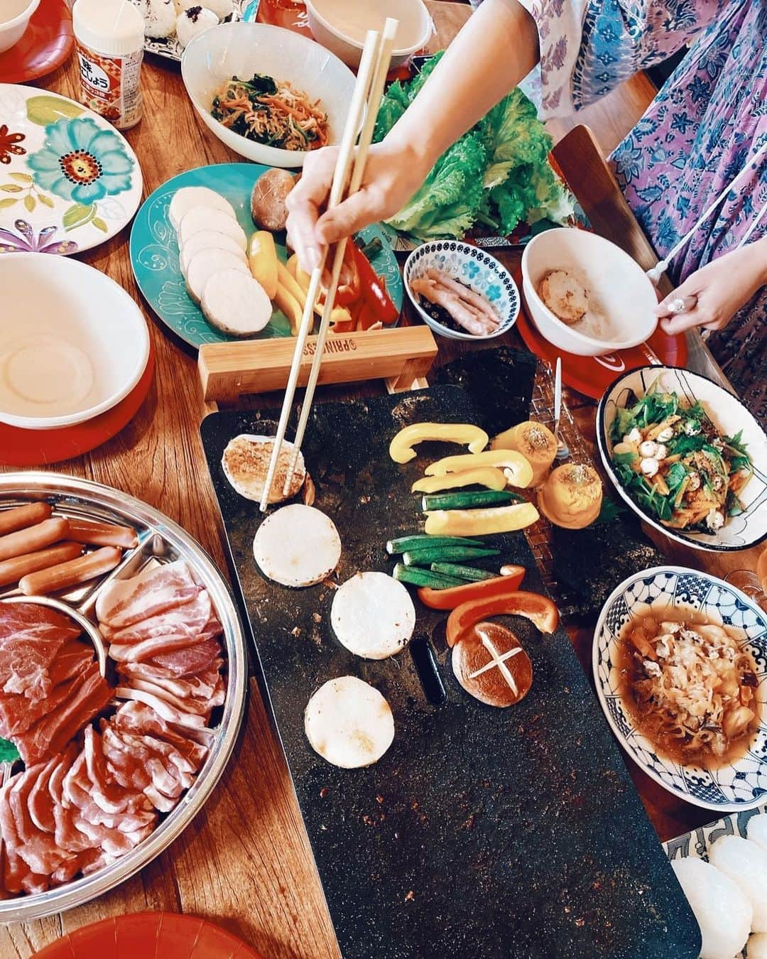 スザンヌさんのインスタグラム写真 - (スザンヌInstagram)「文化の日でおやすみだった昨日は、 お家焼き肉と流しそうめんで ホームパーチー🎉（山芋焼いたのがいちばん人気だった笑）  @kitty_nailgossip 来熊🐻❤️嬉しすぎるー　@sgaaaash_23 との赤髪コラボも最高すぎたし @momiko1230 @sakika21 も駆けつけてくれてみんなでワイワイ最高でした🥰　 ありがとう🫶 みんなのプリンセス👸 @gowasuchiyan お誕生日おめでとう🥰  #メガセンタートライアル #でっかーいスーパーの買い出しからもう楽しかった🛒 #気づけばオレンジワイン1人で飲み干してた #朝起きてもまだ酔ってた #シャキッと切り替えて  #今日は日帰り東京だよ  #明日は宗像でイベントだよ まだ受け付けしてるので是非いらしてください❤️ ハイライトのお知らせから🫶」11月4日 11時11分 - suzanneeee1028