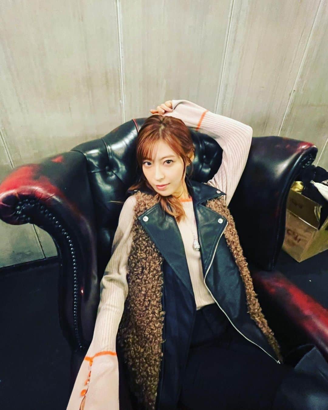 瀧本美織のインスタグラム：「🦁 @sister_ytvdrama   #Sisterドラマ  #沙帆  #ネックレス 気になるでしょみんな🤭」