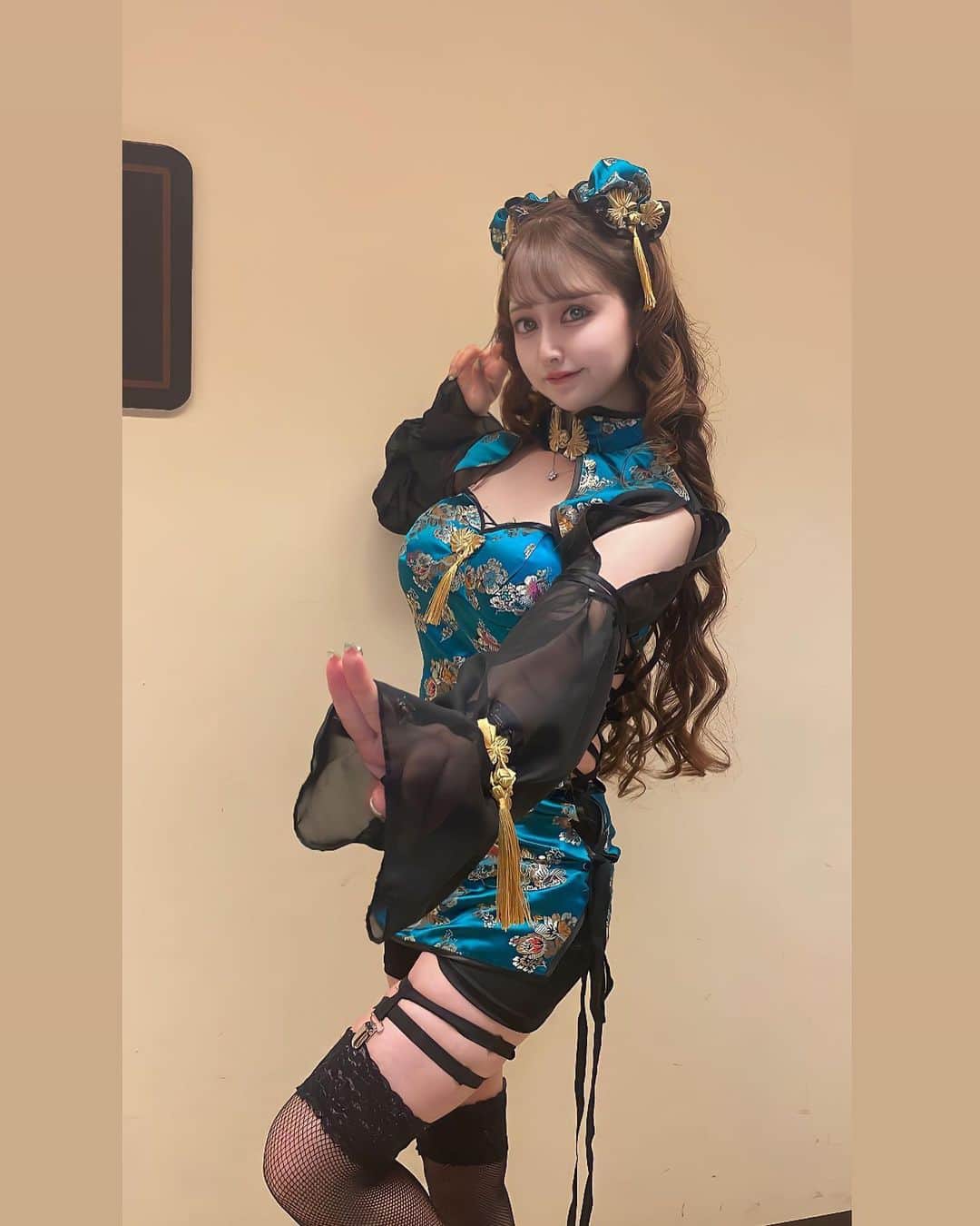 華平エレナのインスタグラム：「#春麗 #ハロウィン #コスプレ #チャイニーズガール #f4f #likesforlike #china #語尾にアルがつく女の子 #銀座 #銀座ホステス #キャバ嬢」