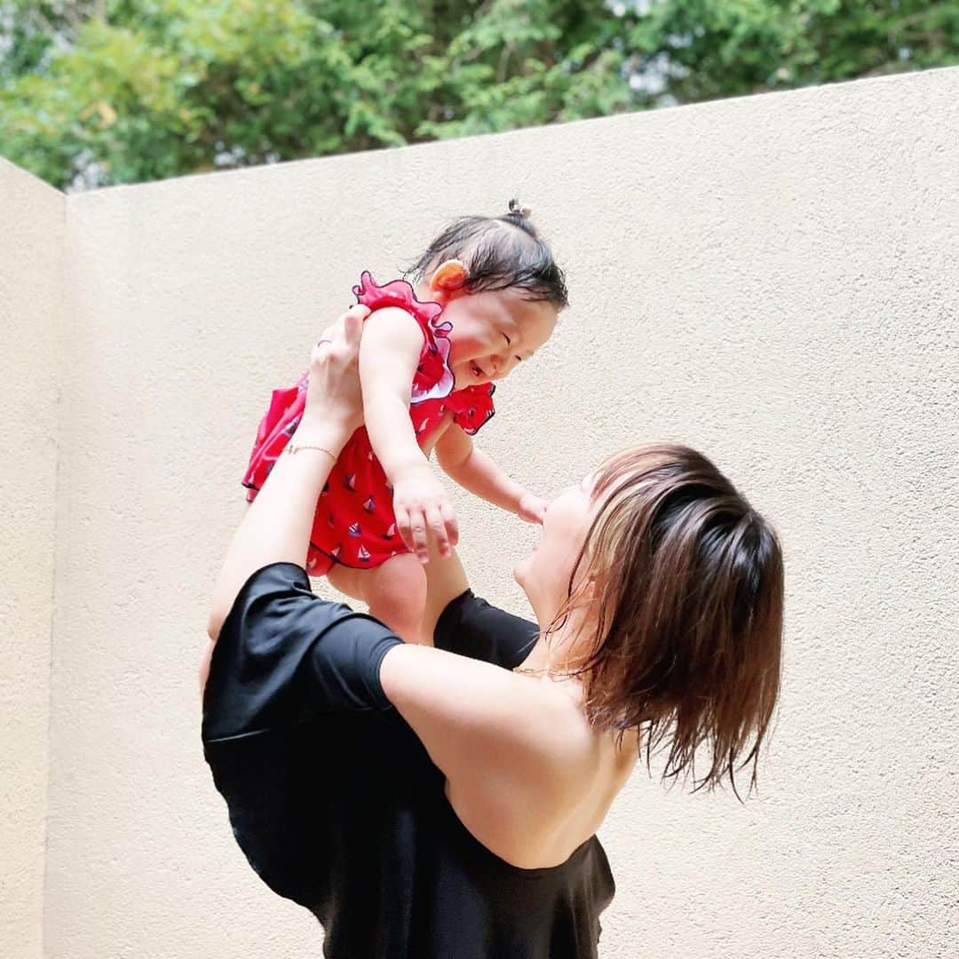 東なつ紀のインスタグラム：「少し前の写真📷 毎回恒例の軽井沢撮影🤍  妊娠中のマタニティフォトから始まって3回目🤍 大きくなったなぁ👶🏻  familiar水着可愛い❤︎  2022/09/16  #ういちゃんまる #ファミリア  #マタニティフォト  #familiar」