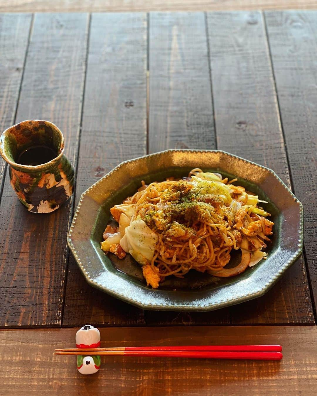 島谷ひとみさんのインスタグラム写真 - (島谷ひとみInstagram)「今日のお昼は『焼きそば』です。🍴  広島出身の私。  それなりに、こだわりがございます。  イカ天と、魚粉と、煎り卵は入れさせていただきます。  1.イカ天はソフトなもの。天かすではもの足りません。  2.魚粉は、鰹の粉だけではもの足りません。色んな魚の入った魚粉の方が思わしいです♡ 但しほんの少ししか入れないでくださいw 麺がパサパサしますw  3.1番最初に、フライパンが綺麗な段階で油を入れ熱し、サッとフワッと卵を煎って一旦お皿に移し、最後に、フワッとマリアージュw  4.麺は絶対地元の中華麺！  こうする事によって、ソース辛さを抑え、ビタビタソース焼きそばではなく味に奥行きが出るように思います。  ソースは控え目に！  あー、うるさっ。w  単純に、子供の頃からそーやって食べてます。 島谷家の味。  私のお母さん流と言うのが正しいですw  今度、  広島風関西風お好み焼きの作り方？こだわりを聞いてください。  関西人もビックリ‼️ プライドを捨てて美味しいって言ってくれますw  広島の人は、家でお好みする時、広島風ではなく関西風にする家庭が多いように思います。  理由は、 家で広島風作っても美味しくなーい！ お店の火力が無いとできなーい！ 時間がかかるー！  って言うのが理由でしょうか。  （島谷家だけ？）  ただ、関西で食べる関西風のお好み焼きとはちょっと違います。  もうちょいフワッとしててお粉は少しだけしか入りません。  あーすんません。 ほんま、すんませんw  粉もんちゃいますやん！ と、言わないでよねw  ついつい広島の血が。。。w  またいつか聞いてくぅ〜ださい♡  そんなこんなで、  本日のランチは焼きそばでした〜🍴  予定がある為12時を待ちきれず11時には作り始める島谷製作所でした。  はーい❣️  そろそろ皆さんお昼休憩の時間でーすよ‼️  ご苦労様です🍵  #焼きそば #広島風 #島谷家流 #私の豊かな暮らしごと #lunchメニュー #島谷製作所 #島谷ひとみ」11月4日 12時01分 - shimatani_hitomi_official