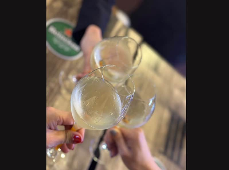 吉山りささんのインスタグラム写真 - (吉山りさInstagram)「🥳🥂🥳🥂🥳  2件目は市場🤣（ケジャン買いたかった🦀💜） 3件目はBARへ😎  ガールズトークの内容🧜🏻‍♀️🧜🏻‍♀️🧜🏻‍♀️ 📍韓国の話🇰🇷 📍5年前の撮影の㊙️事件 📍スーツ着てる男性🕺🏻👔 📍過去体験談（ほぼえりちゃん😂）  📍ラーメントーク🍜 etc...  そして奇跡的に 帰ってから3人個々にカップ麺を食べてたという事実発覚😂  BARでも控えめに2本シュワシュワ🍾🍾🥂  BARで働いてる外国人が 若干5年目にして日本人より流暢に話してて感動した‼️  あれだけ食べたのにポテトとタコスも😆  3人は飲むし食べるから もう次は食べ飲み放題だな🤣   #ガールズトーク  #japanesegirls  #japanesewoman  #お酒好き女子  #はしご  #BAR  #🥂 #🍾   帰り新大久保駅と大久保駅があることを知らず間違え、そして更に逆に乗る間違えをしながらめちゃくちゃ遠回りで帰りました😂   #時間の余裕は心の余裕」11月4日 11時59分 - oreorerisa