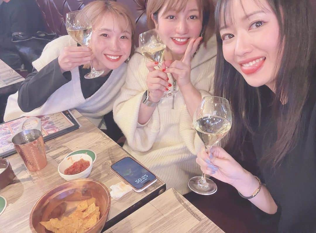 吉山りささんのインスタグラム写真 - (吉山りさInstagram)「🥳🥂🥳🥂🥳  2件目は市場🤣（ケジャン買いたかった🦀💜） 3件目はBARへ😎  ガールズトークの内容🧜🏻‍♀️🧜🏻‍♀️🧜🏻‍♀️ 📍韓国の話🇰🇷 📍5年前の撮影の㊙️事件 📍スーツ着てる男性🕺🏻👔 📍過去体験談（ほぼえりちゃん😂）  📍ラーメントーク🍜 etc...  そして奇跡的に 帰ってから3人個々にカップ麺を食べてたという事実発覚😂  BARでも控えめに2本シュワシュワ🍾🍾🥂  BARで働いてる外国人が 若干5年目にして日本人より流暢に話してて感動した‼️  あれだけ食べたのにポテトとタコスも😆  3人は飲むし食べるから もう次は食べ飲み放題だな🤣   #ガールズトーク  #japanesegirls  #japanesewoman  #お酒好き女子  #はしご  #BAR  #🥂 #🍾   帰り新大久保駅と大久保駅があることを知らず間違え、そして更に逆に乗る間違えをしながらめちゃくちゃ遠回りで帰りました😂   #時間の余裕は心の余裕」11月4日 11時59分 - oreorerisa