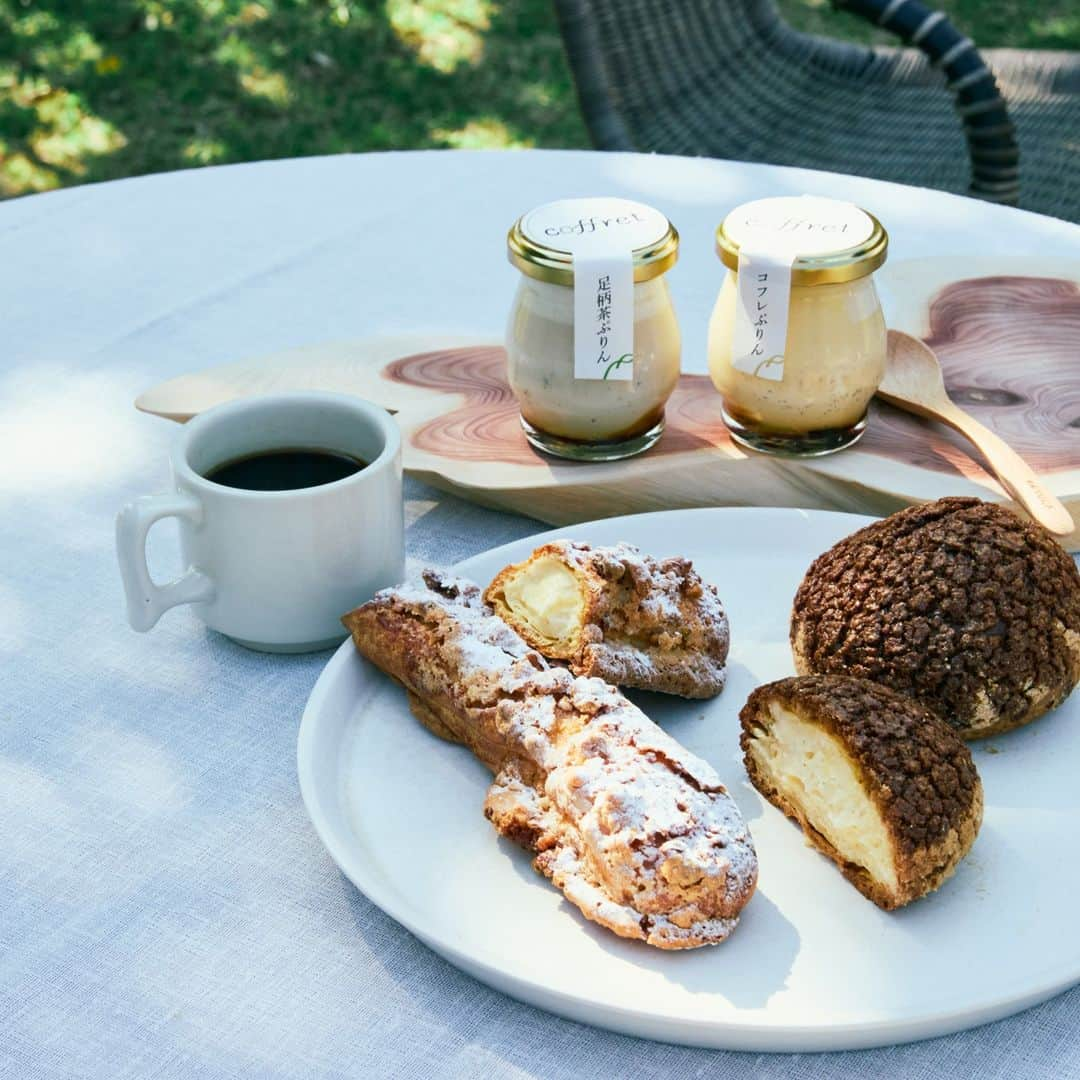 天翠茶寮さんのインスタグラム写真 - (天翠茶寮Instagram)「【姉妹館パティスリーOPEN✨】  こんにちは。 【天翠茶寮】でございます。  2022年11月1日より、当館天翠茶寮内にてパティスリー「coffet-コフレ-」がOPENいたしました✨  足柄茶や神奈川県産の柑橘類を使用した、本格プリンとシュークリームをご用意しています。  全国旅行支援の地域クーポンも利用できます🌟  ご宿泊者様以外の方もお立ち寄りいただけます。 温泉地をイメージした「ザクザク強羅シュー」など当店限定のスイーツをぜひ、お召し上がりください😊  お客様のお越しをお待ちしております。  【営業時間】 　[木曜～月曜]10:00-17:00 定休日：火曜日・水曜日 Instagramアカウント @coffret_gora   #箱根 #強羅 #天翠茶寮 #coffret #パティスリー #スイーツ #プリン #pudding #シュークリーム」11月4日 12時03分 - tensui_saryo