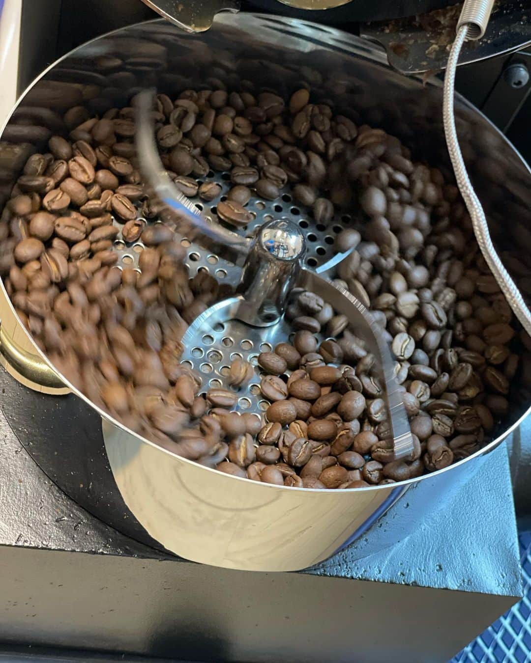 竹内由恵さんのインスタグラム写真 - (竹内由恵Instagram)「自宅でコーヒー豆の焙煎。 毎日いろんなコーヒーを飲んでいますが、自分でも美味しいコーヒー豆が作れるようになりたいなあ。  #コーヒーのある暮らし #自家焙煎　#生豆を焼いています　#趣味 #コーヒーディスカバリー」11月4日 12時18分 - yoshie0takeuchi