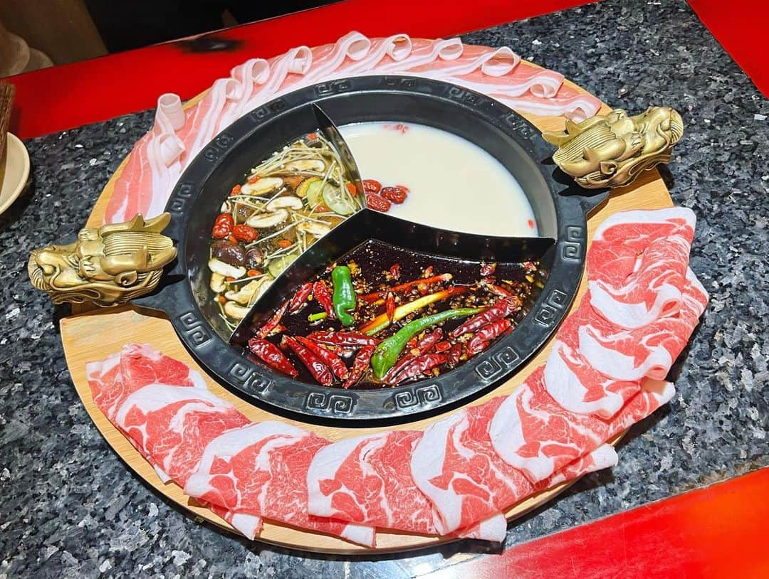 山下まみのインスタグラム：「【#旅行飯 】  Shu Da Xia HotPot@Tun Razak 蜀大侠火锅  火鍋🍲 大好き火鍋🍲  辛いやつは本当に辛かったです。 ホスピタリティとても良きでした🫕  #bukitbintang  #kl #クアラルンプール #マレーシア #Malaysia #🇲🇾 #KualaLumpur #trip #shudaxiahotpot #tunrazak  #蜀大侠火锅shudaxiahotpot #蜀大侠火锅」