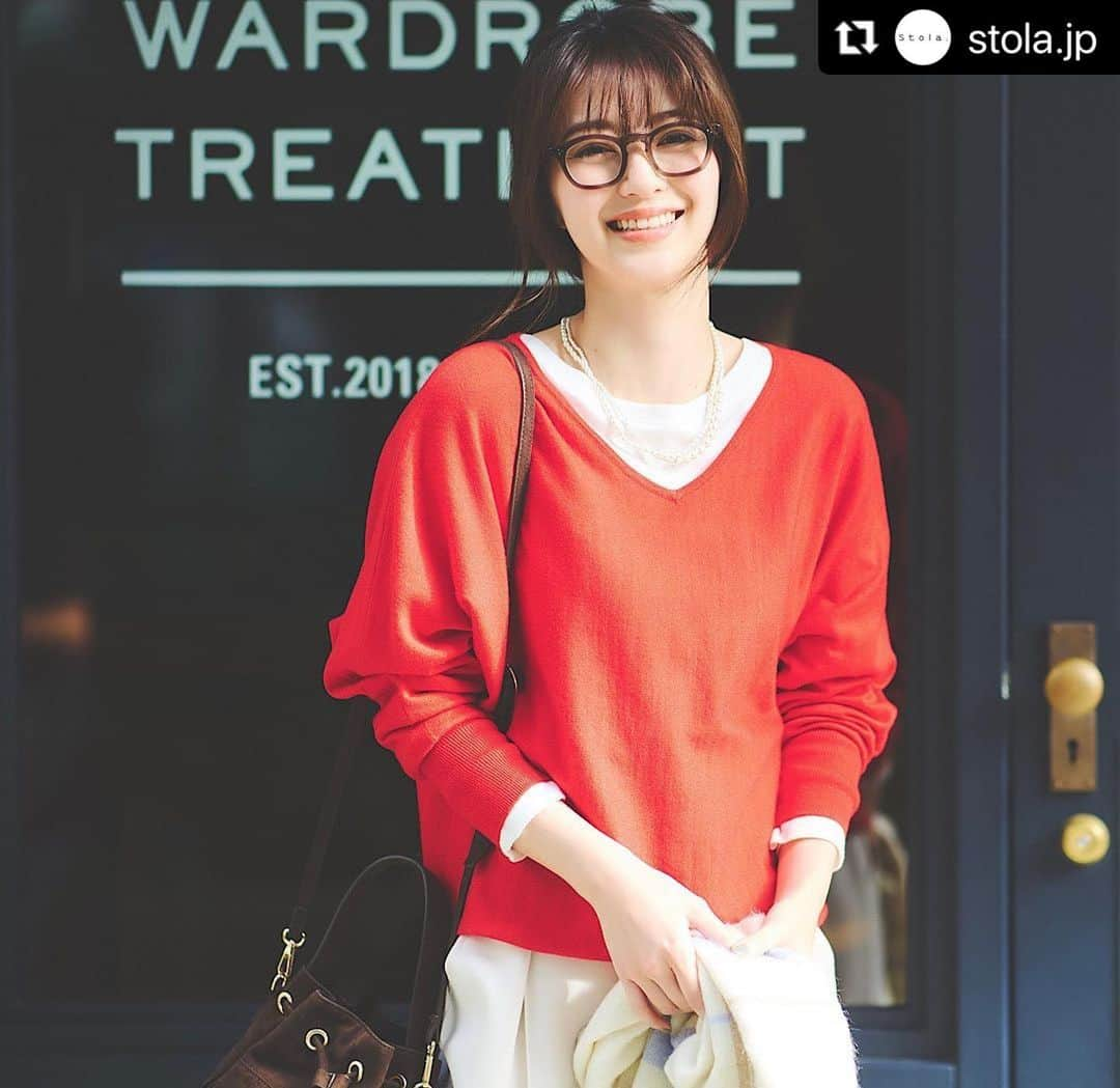 逢沢りなさんのインスタグラム写真 - (逢沢りなInstagram)「stola.さんのWEBカタログの撮影をしました♡ ぜひご覧ください🕊  #Repost @stola.jp with @use.repost ・・・ Stola.オンラインに新しいコンテンツ 「可愛げフレンチシックを叶える名品8」がUPされました💐 ㅤㅤㅤ 大人っぽいだけだとつまらない、可愛いだけだと物足りない パリジェンヌみたいな小粋な装いは永遠の憧れ。 “ベーシックにほんのり甘さを足した” 可愛げフレンチシックがお得意のスタイリスト・石上美津江さんに この冬ならではのフレンチシックなスタイリングを教えてもらいました。 ㅤㅤㅤ ぜひご覧ください☺︎ ㅤ ㅤ #Stola. #ストラ #フレンチシック #パリシック #大人可愛いコーデ #大人可愛い #赤ニット #石上美津江 さん #逢沢りな さん @stola_snap  @ishigamimitsue  @aizawarina0728  Homage to @moremagjp ❤︎」11月4日 13時32分 - aizawarina0728