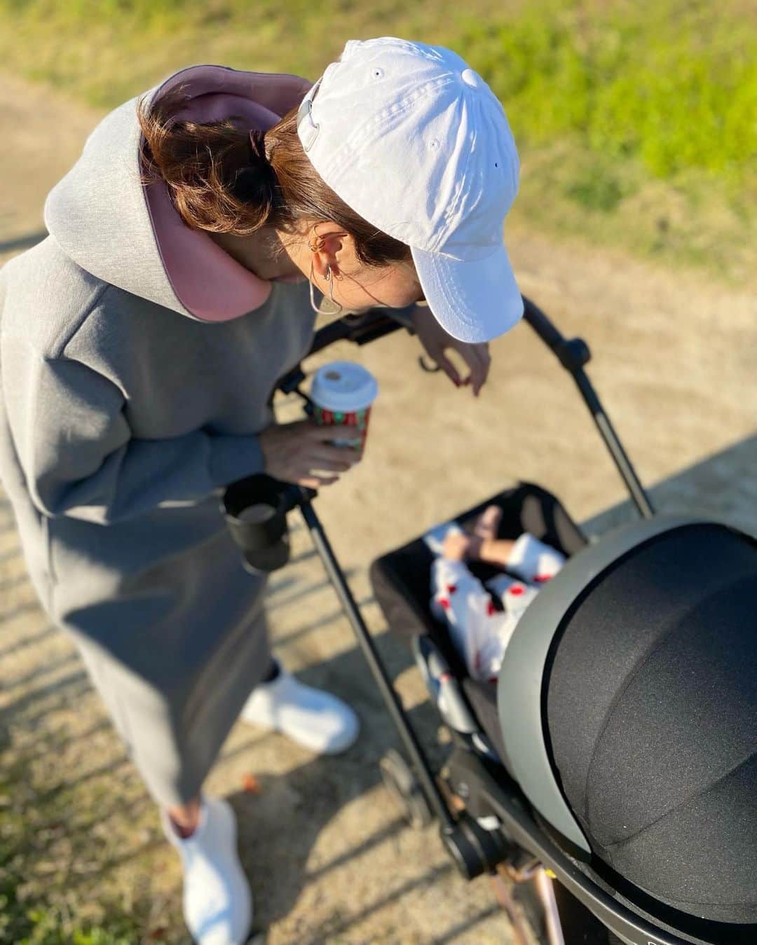 Mai Wakimizuのインスタグラム：「昨日はキャップとレインブーツで公園どろんこウェルカムスタイルでした♡笑 お天気良くて最高の休日だったー♡(息子は半袖半ズボンの真夏の装いでちょうどだった♡) dress:#linkable @linkable_official」