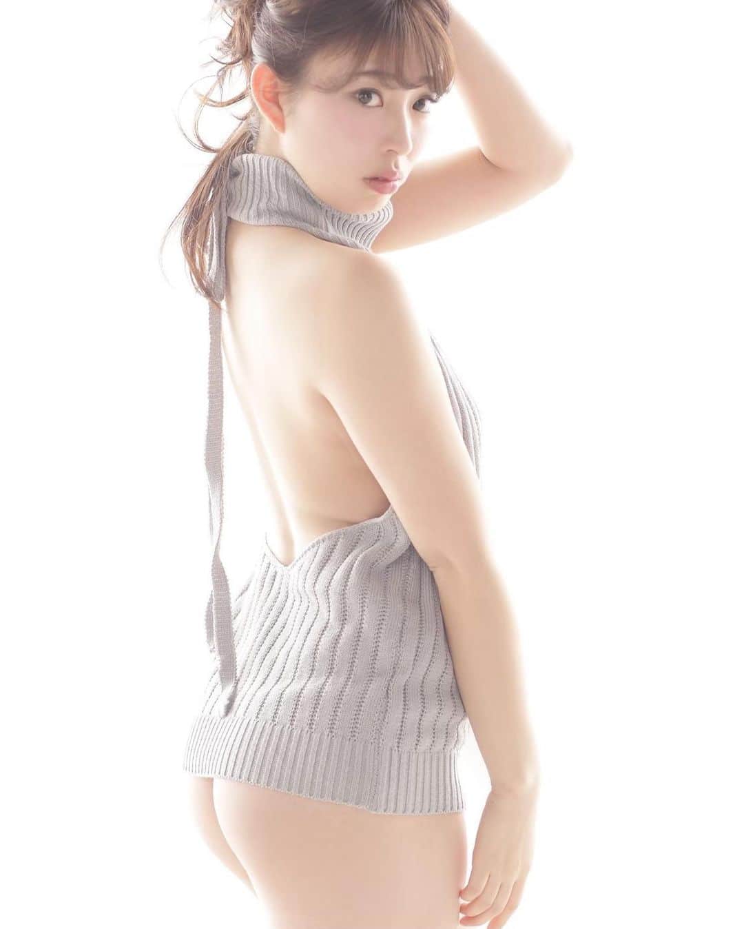 シト山口のインスタグラム：「#いいおしりの日  なのか？  しろみ写真集①より https://sitographics.base.shop/items/54210599」