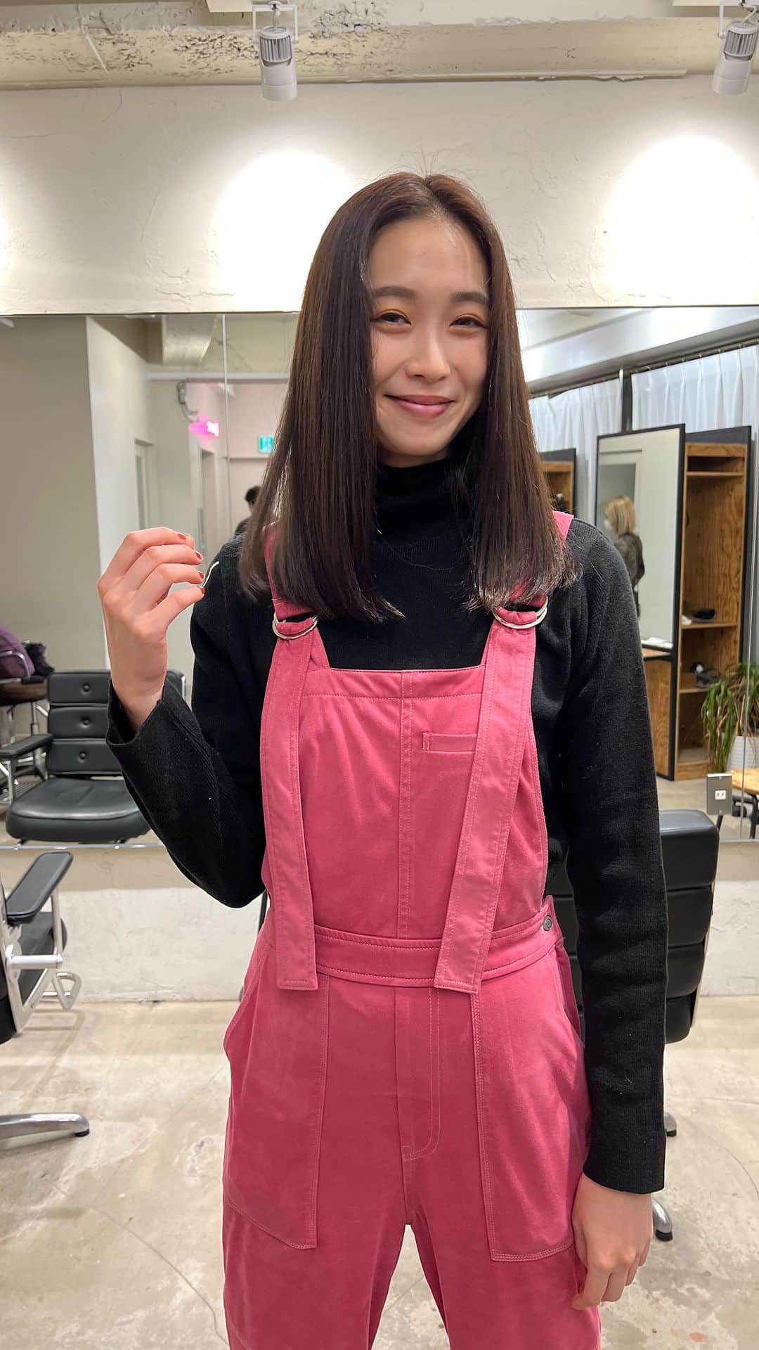 谷川りさこのインスタグラム：「@ryuuusei.0601  にて、 今回は ウィンターブルーカラー 赤みを取り除いて 冬景色を彩るカラーにして頂きました！  そして、 @ccrew_2019 の トリートメントで ツヤサラでございます❤️  #haircolor  #hairsalon #hairstyle  #カラー #カラートリートメント #ccrew #渋谷 #ヘアサロン」