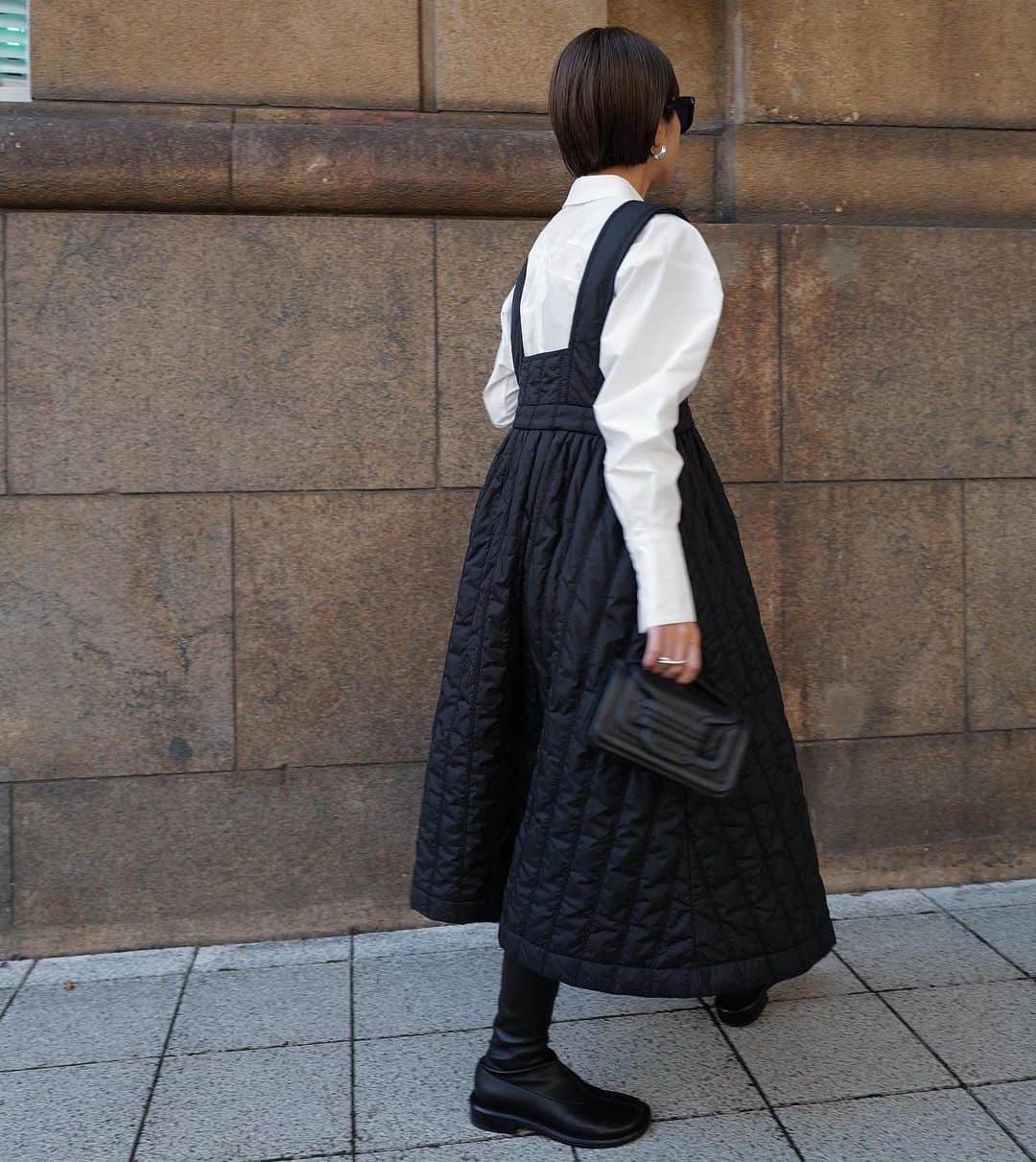 正中雅子のインスタグラム：「quilting jumper sk🤍🖤  さっきpostしたのと同じキルティング生地を使ってジャンパースカートも作りました☺︎  大胆にボリュームをだしてモード感もあり他にないような仕上がりに🫶  私はこんな風にシャツで合わすのがすきです♡  これからのクリスマスシーズンにも着たいアイテムです🎄  11/8 tue 14:00 start-  #MACHATT #masaco服」